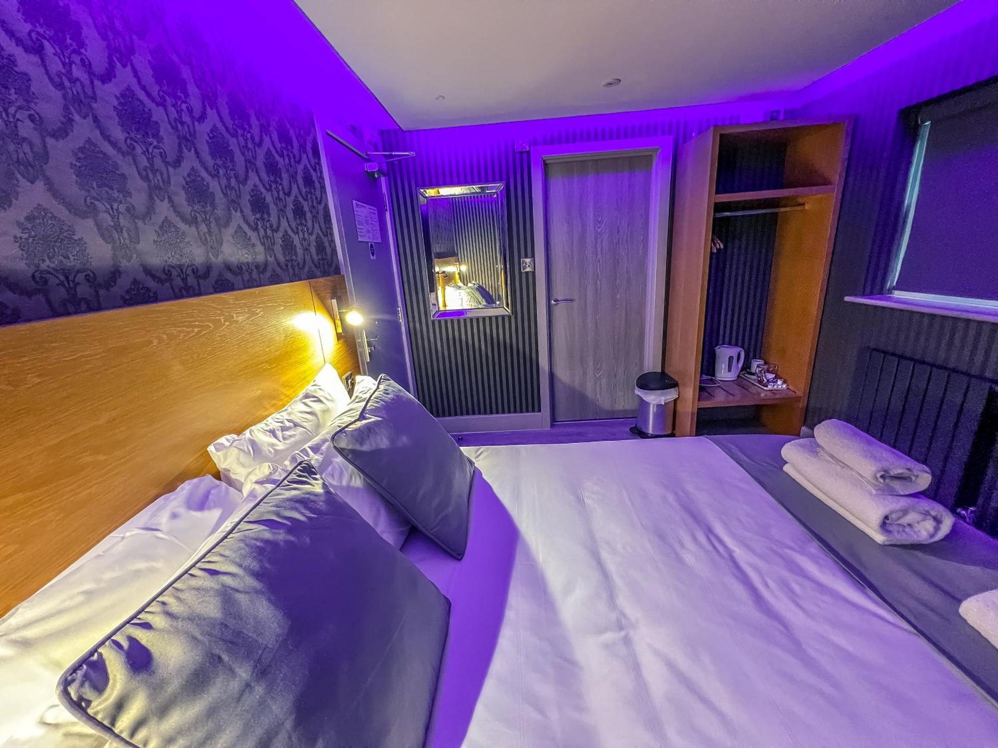 Deluxe Double Room Shower