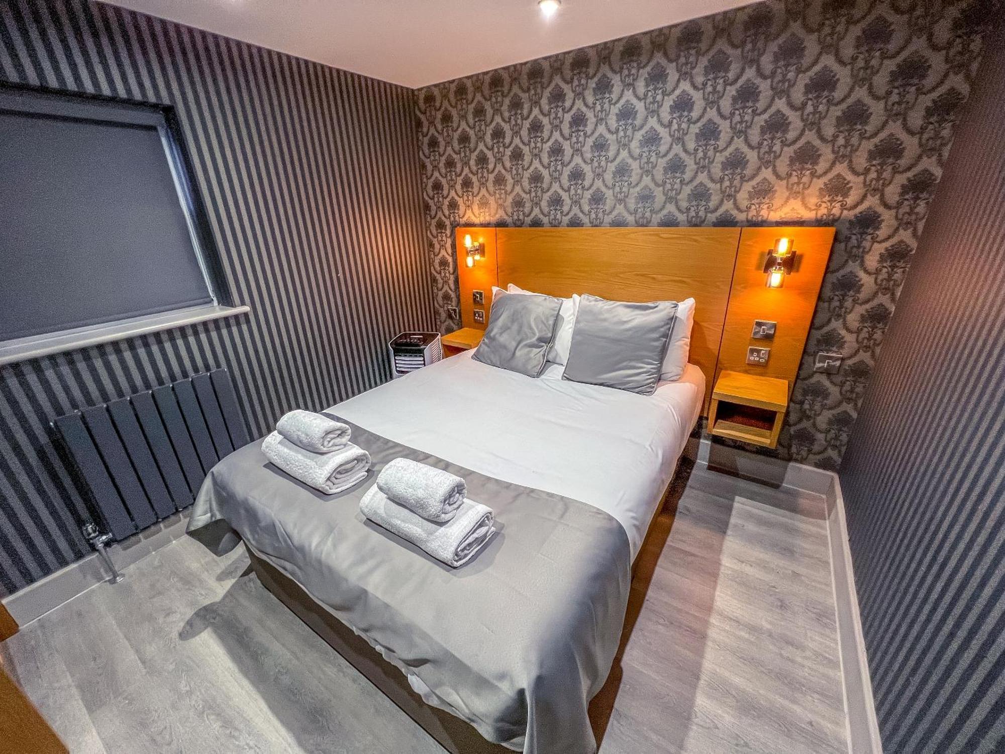Deluxe Double Room Shower