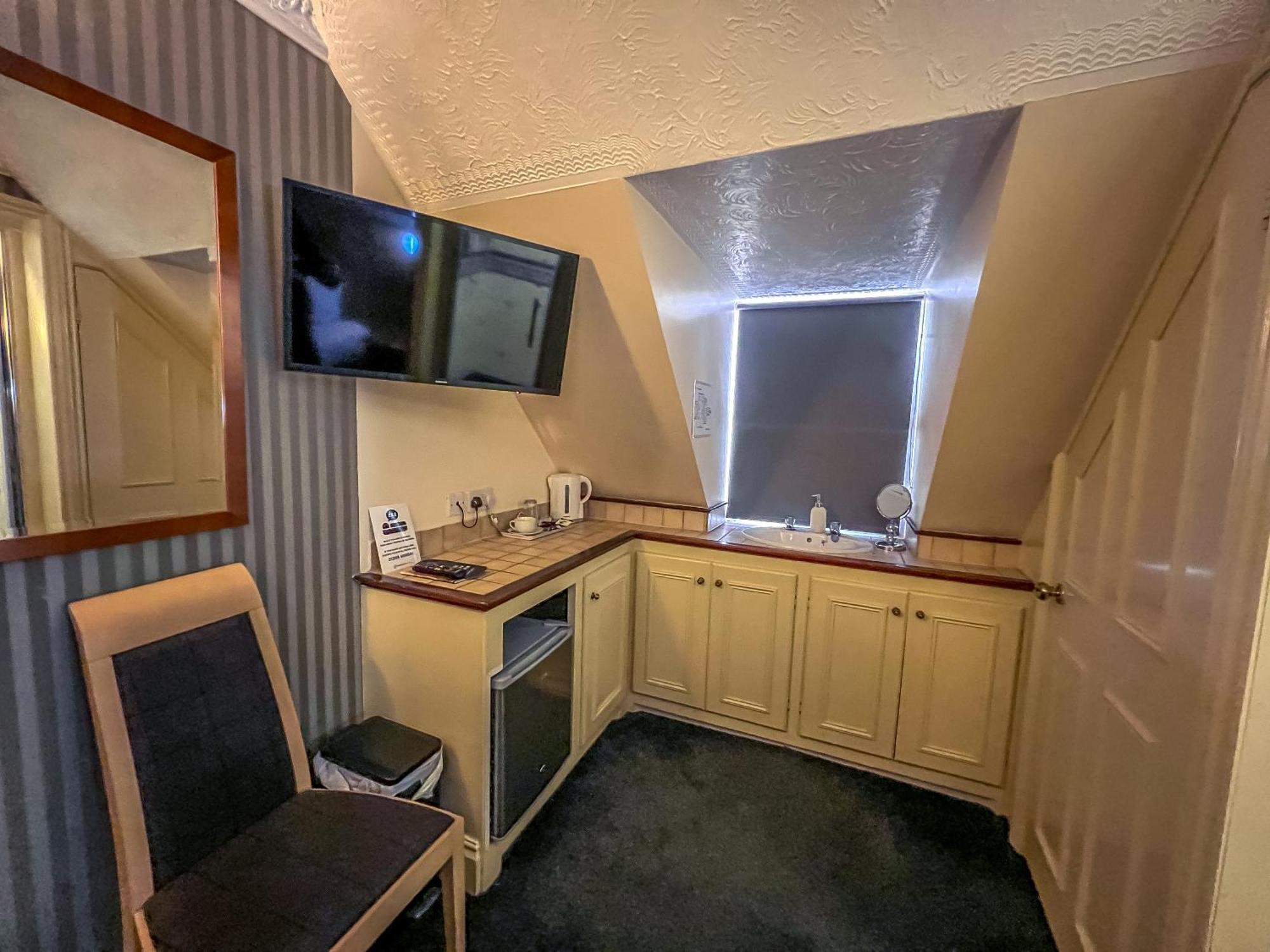 Standard Single Room Shower