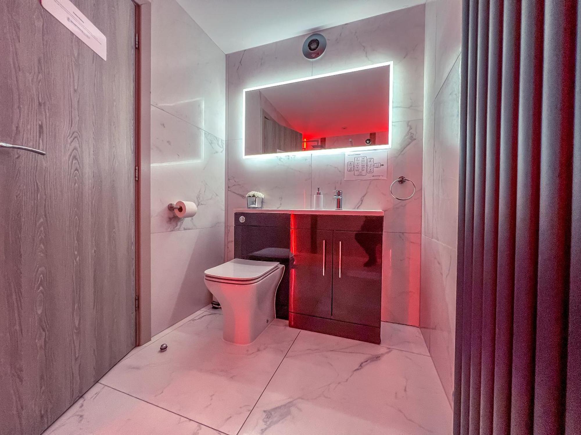 Deluxe Double Room Shower
