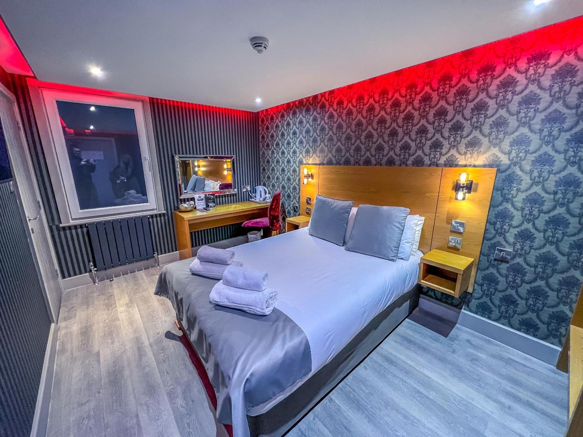 Deluxe Double Room Shower