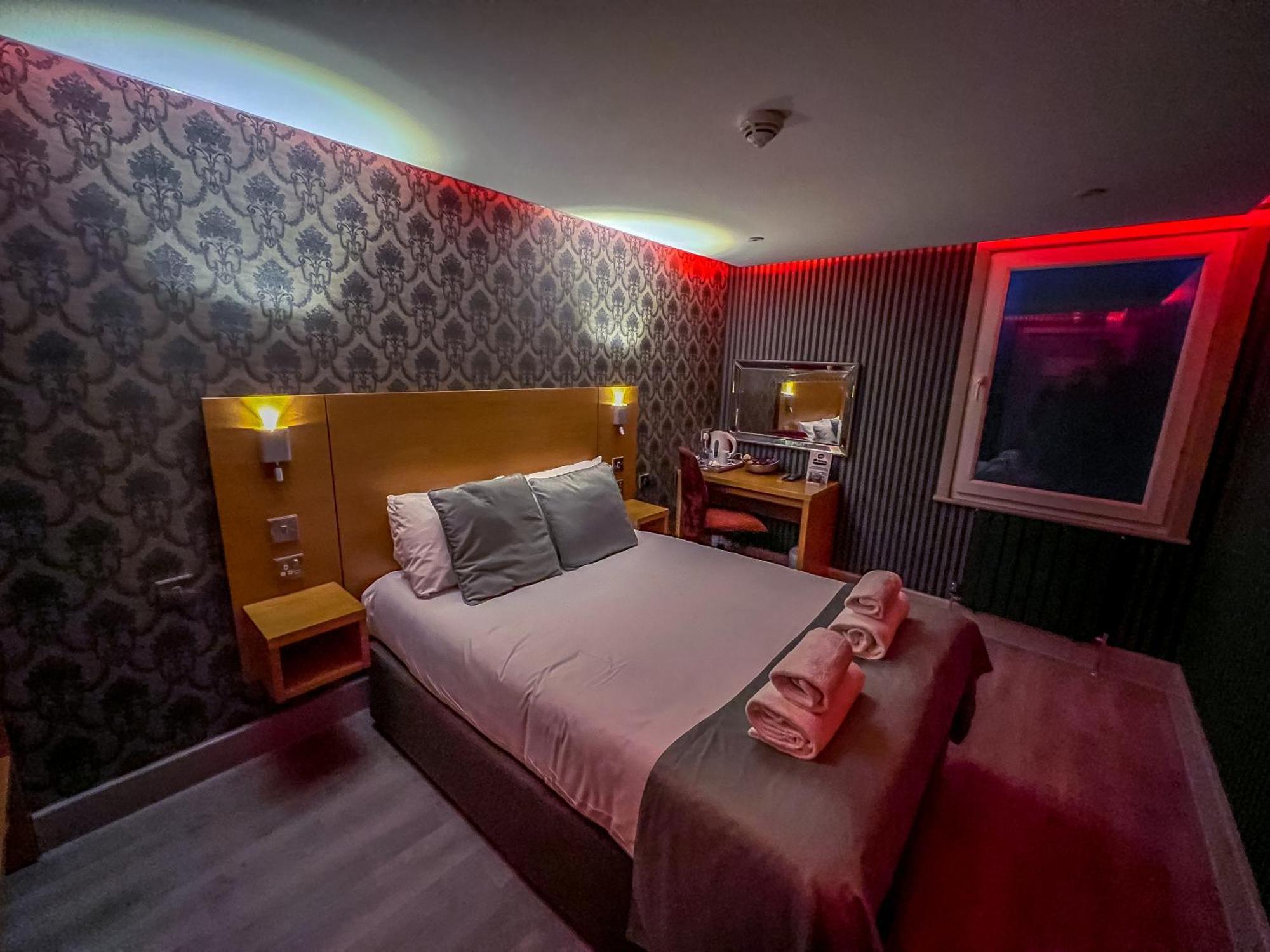 Deluxe Double Room Shower