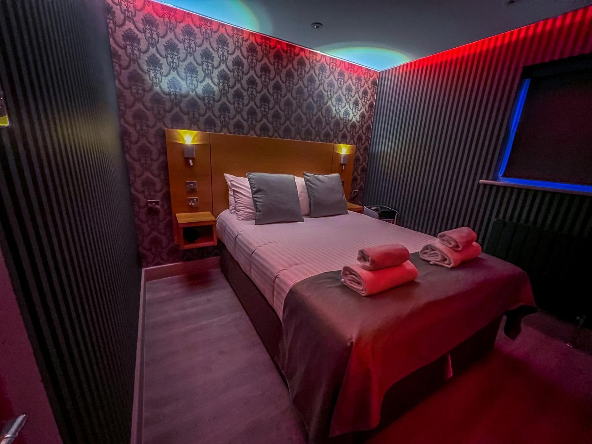 Deluxe Double Room Shower