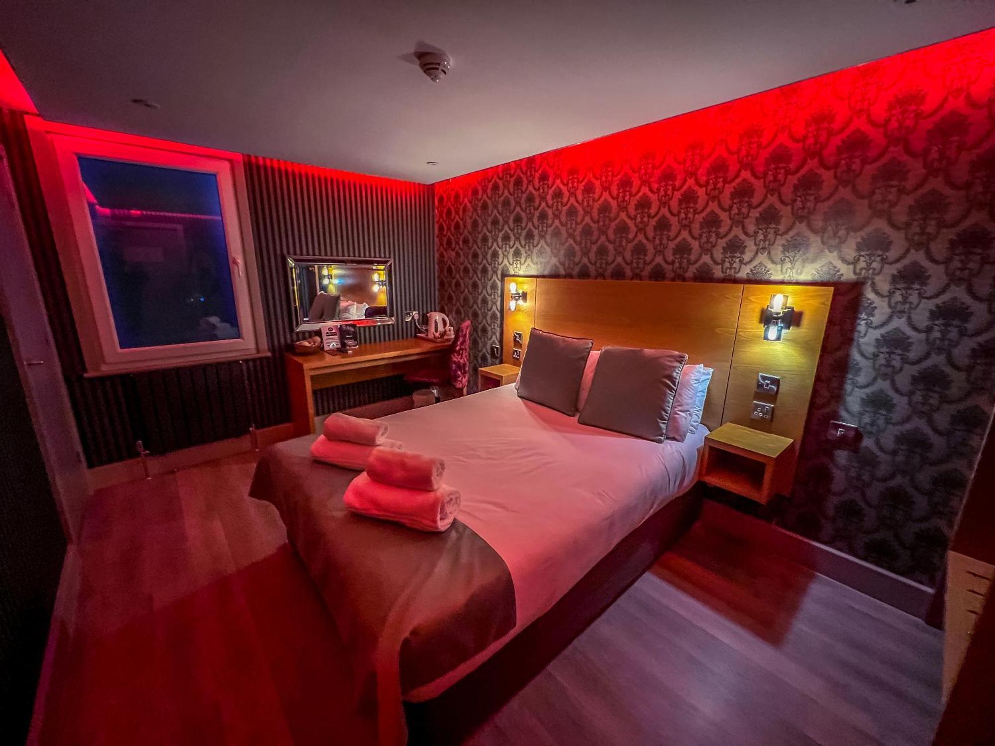 Deluxe Double Room Shower