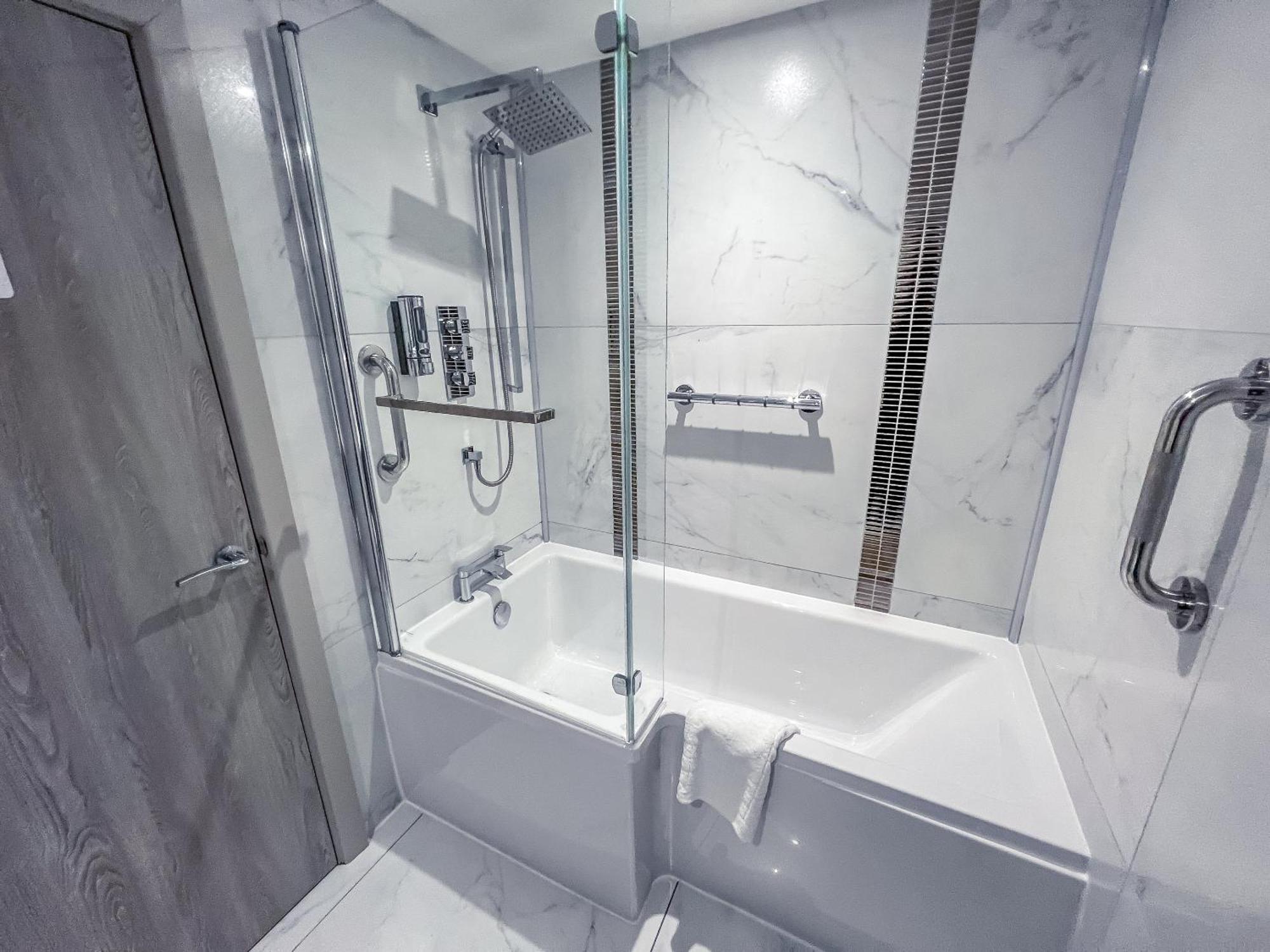 Deluxe Double Room Bath