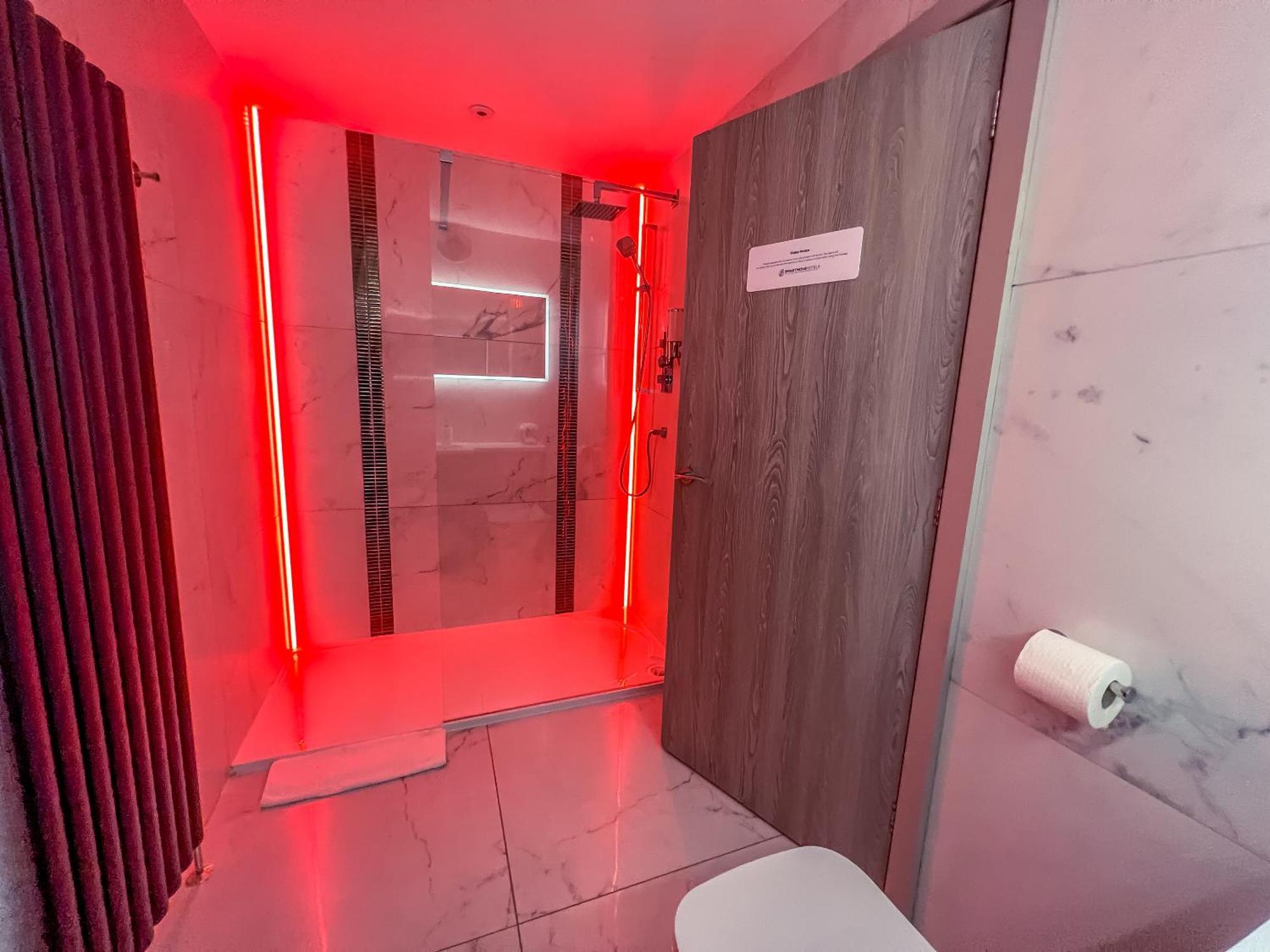 Deluxe Double Room Shower