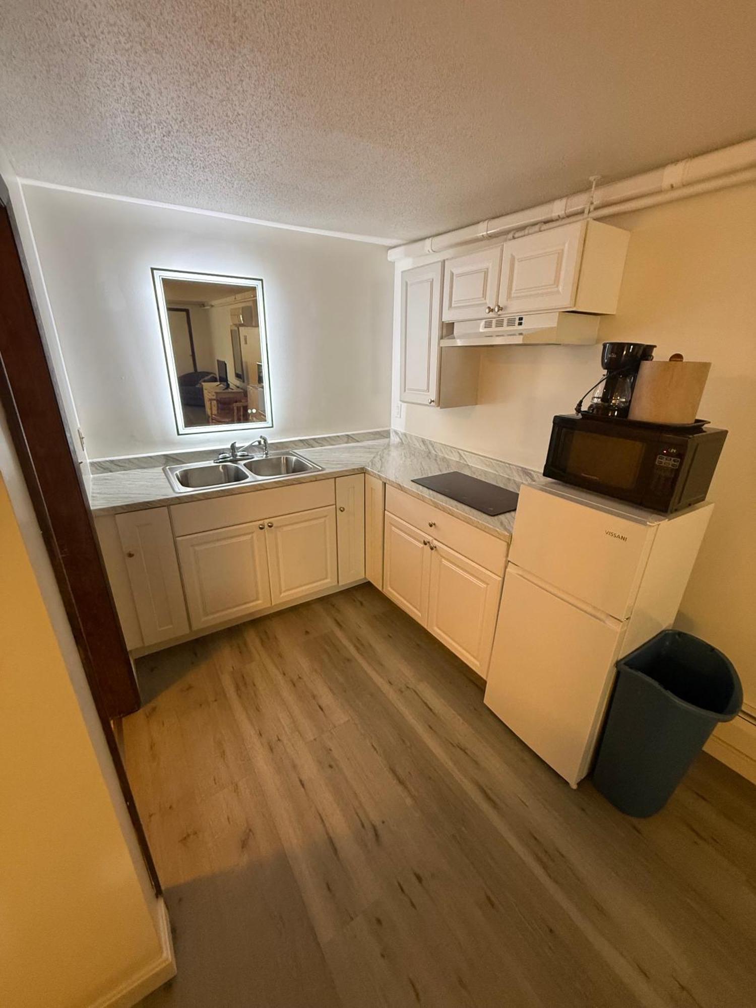 2 Queen Beds Kitchenette