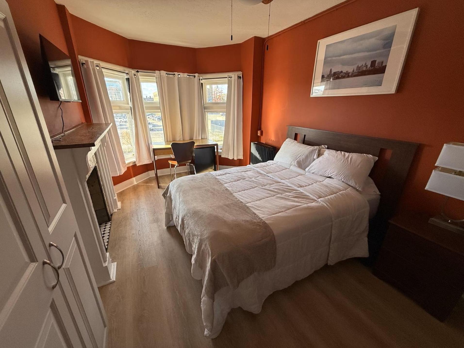 Full Bed, Fireplace, Half Bath