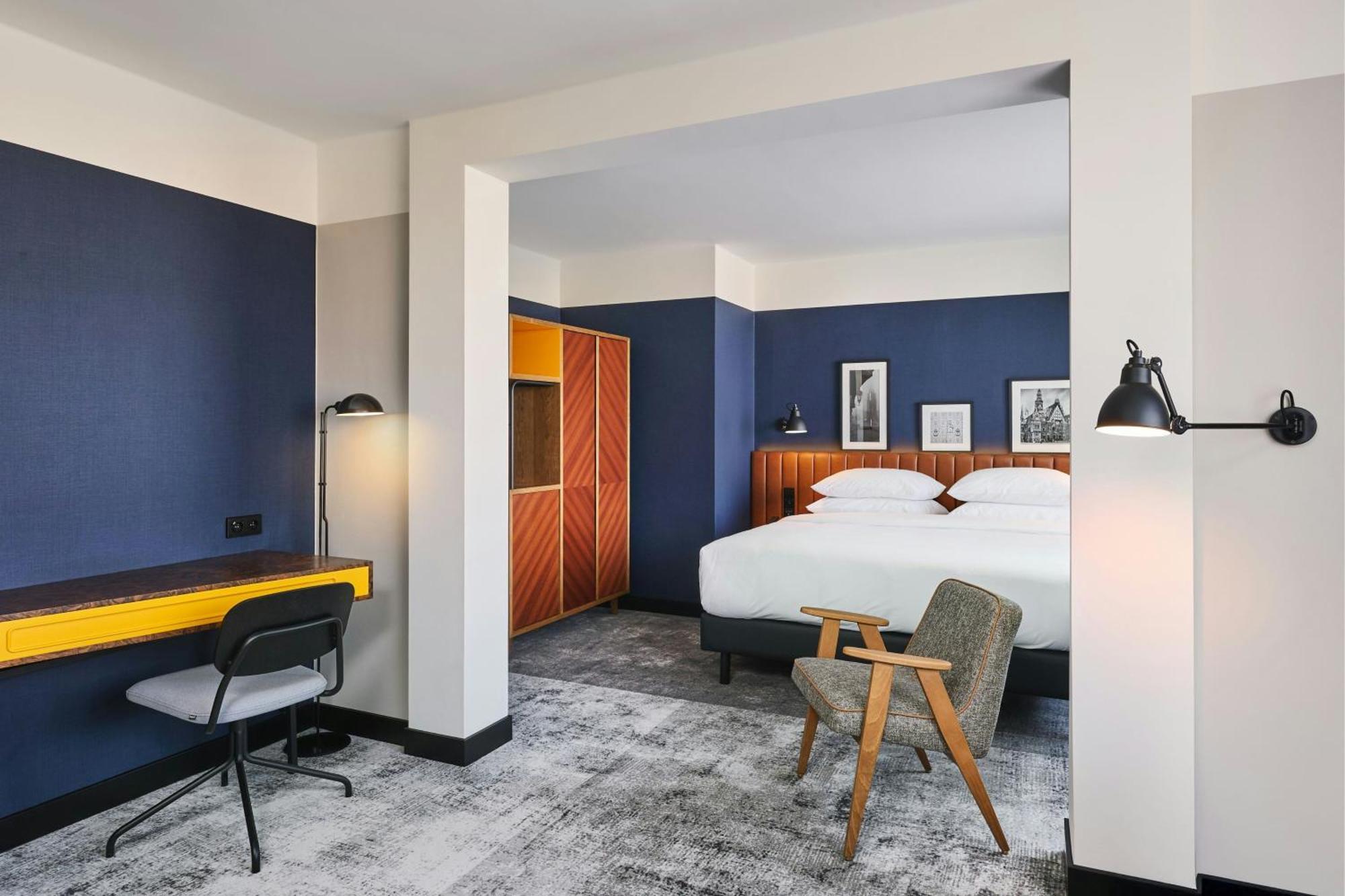 Deluxe King Room with Sofa Bed and City View,1673928308:JPEG