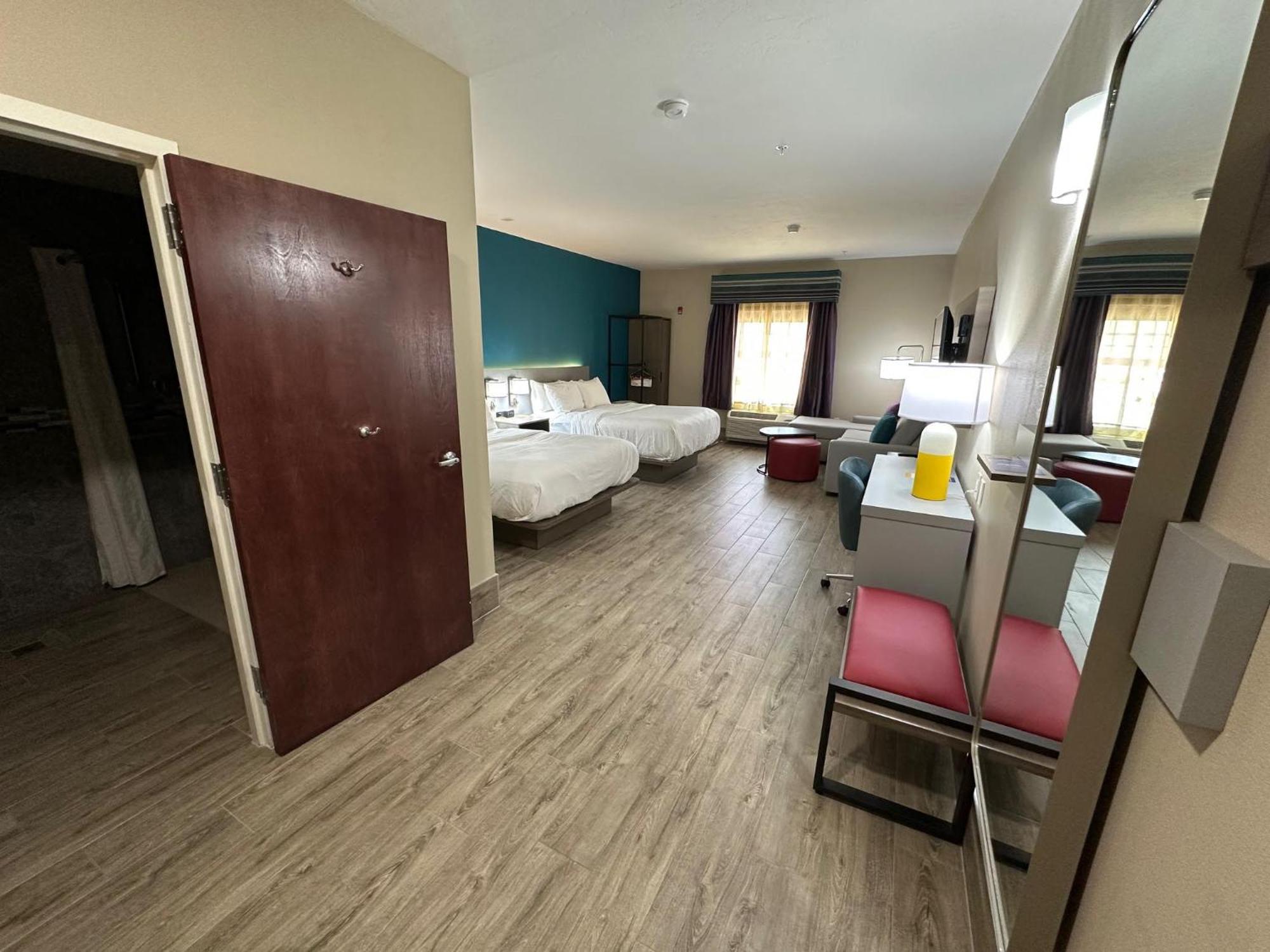 Queen Suite with Two Queen Beds - Mobility/Hearing Accessible - Non-Smoking