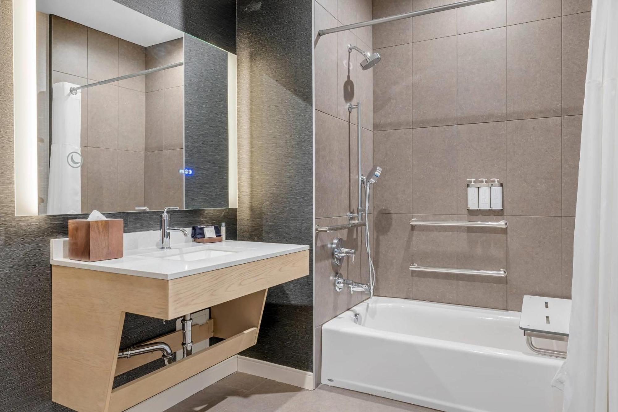King Room with Accessible Tub - Disability Access/Non Smoking