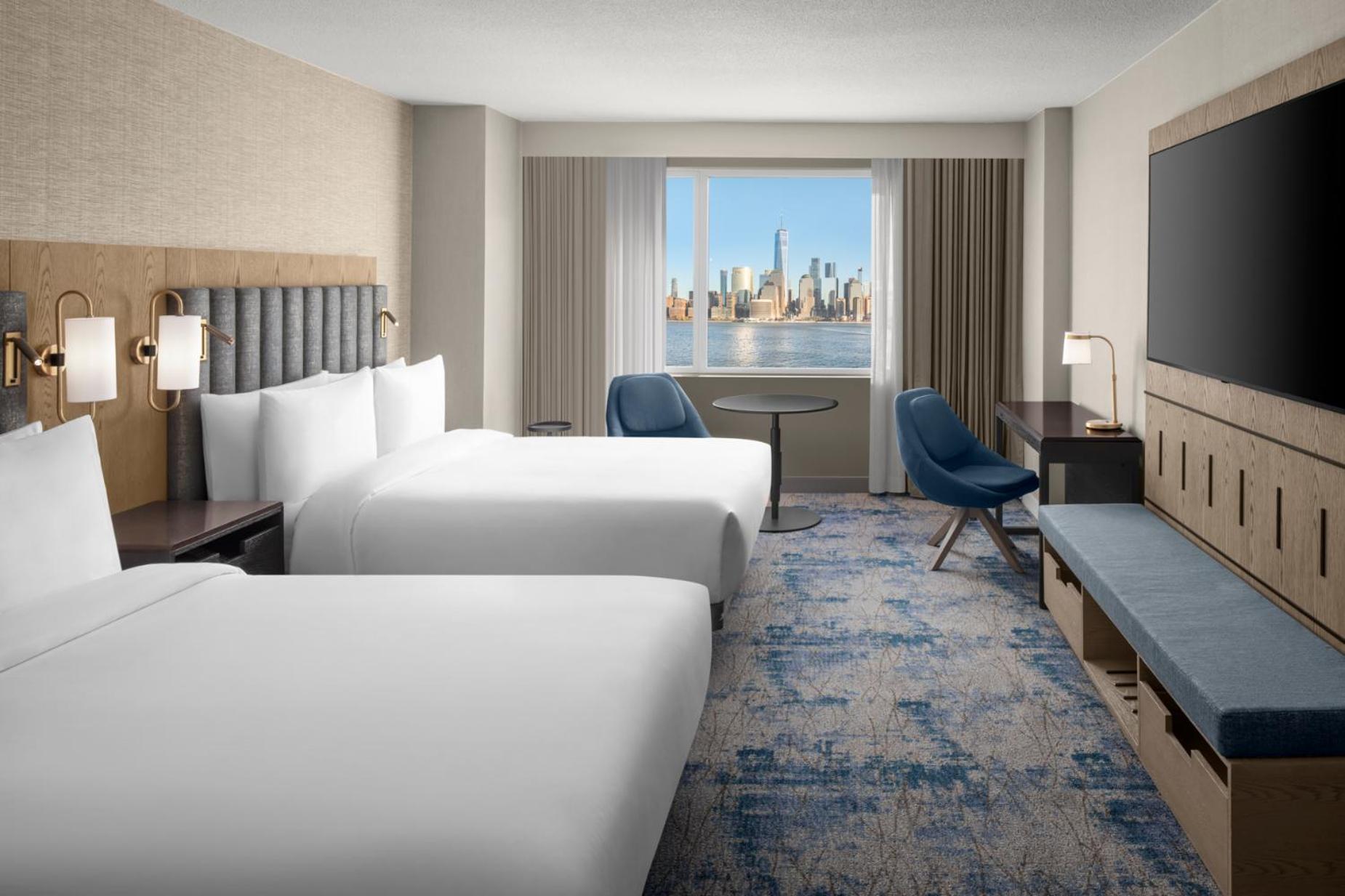 Doppelzimmer mit 2 Doppelbetten und Blick auf New York City