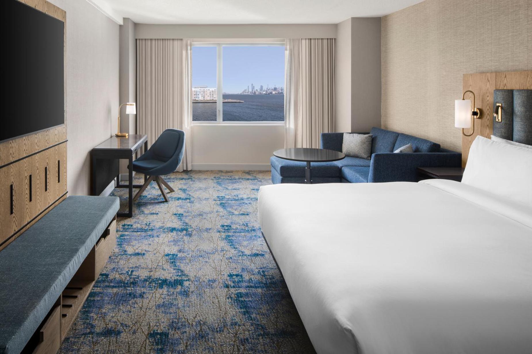 Zimmer mit Kingsize-Bett und Flussblick
