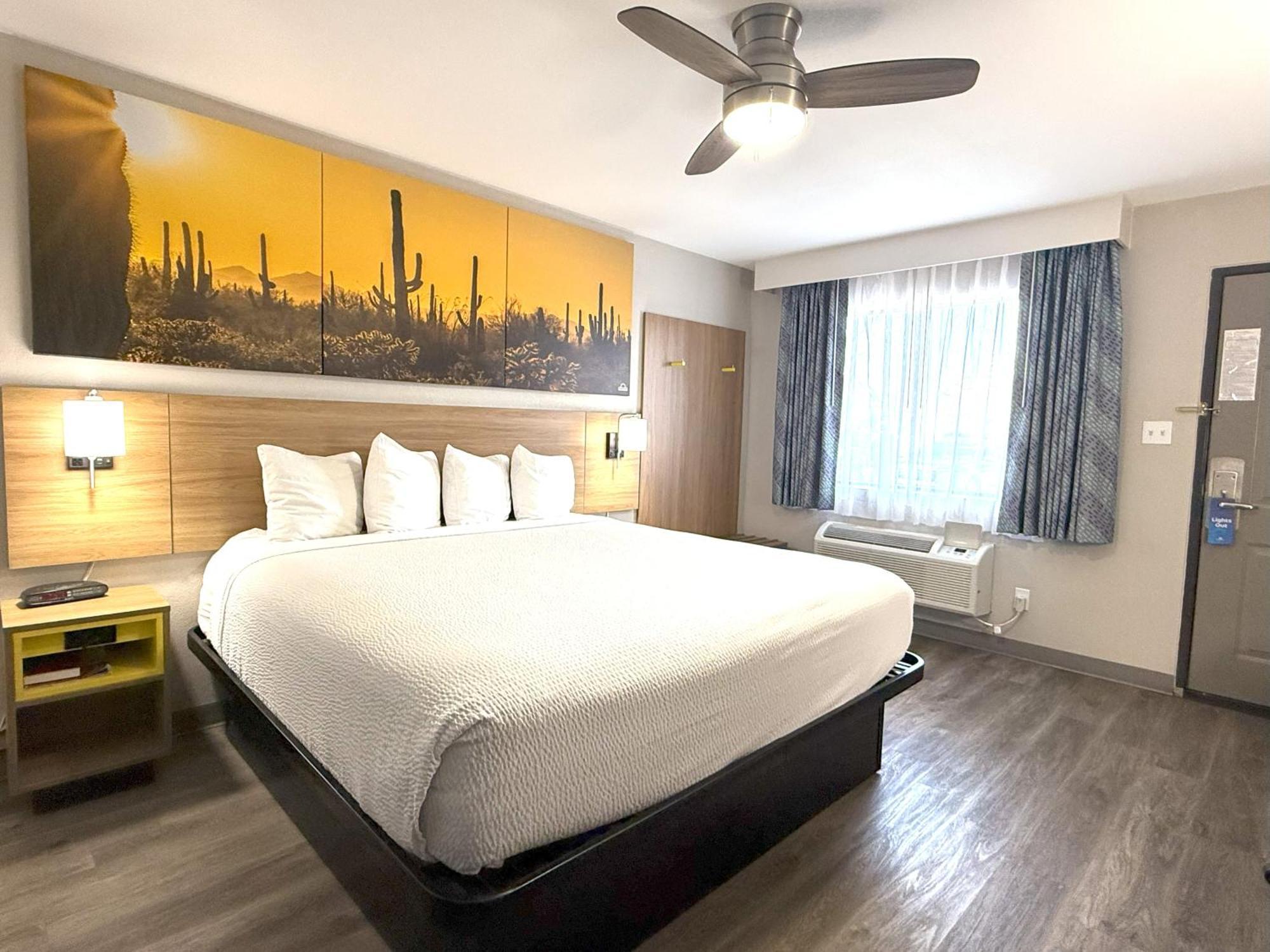 King Suite Walk Shower Pet-Friendly Non-Smoking