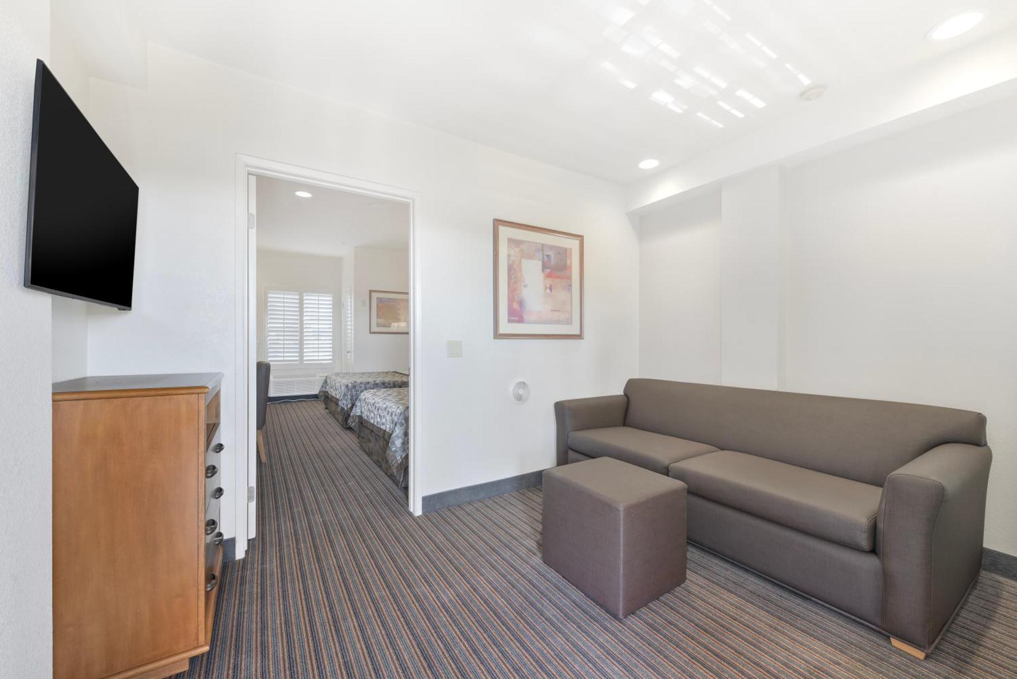Deluxe Family Suite