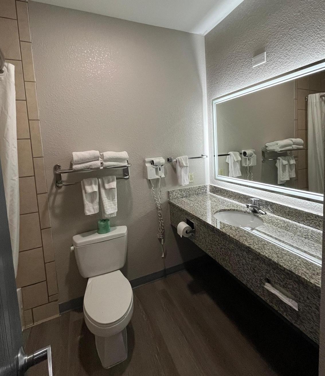 King Room with Bathtub w/Grab Bars - Mobility Accessible/Non-Smoking