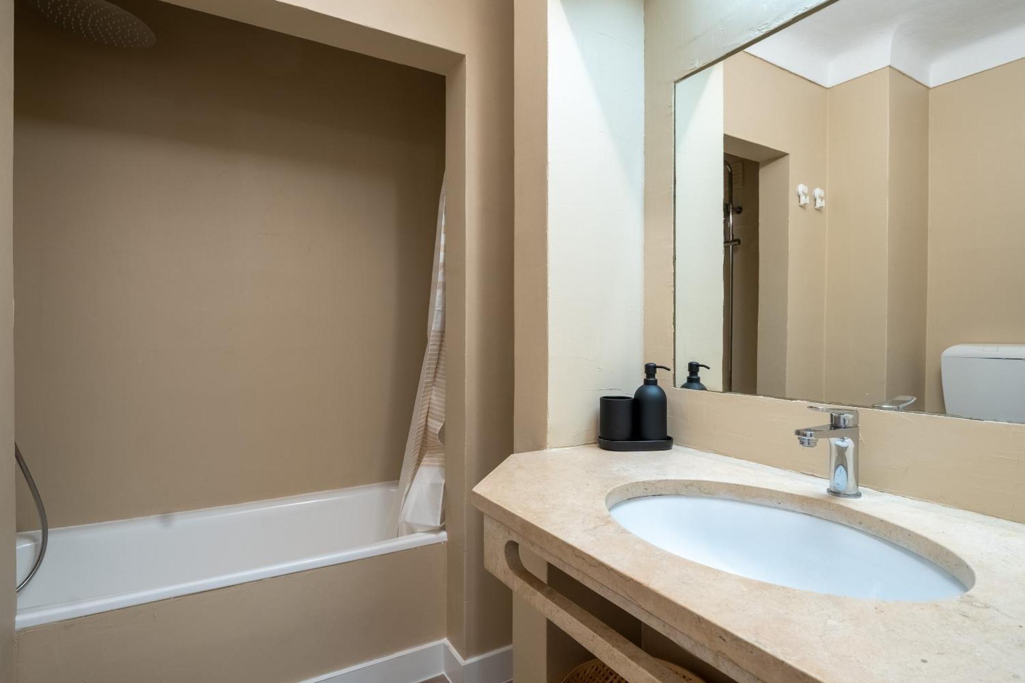 Deluxe One-Bedroom Apartment