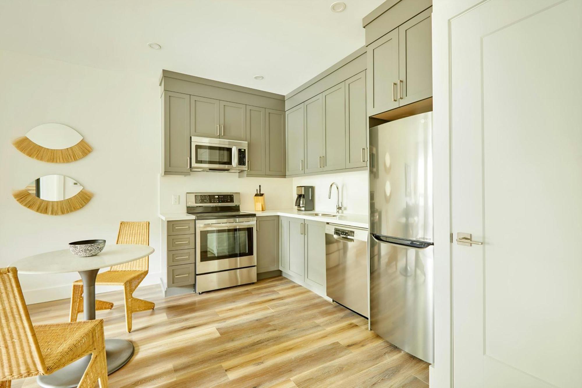One-Bedroom Superior Apartment King Bed,1674788917:JPEG