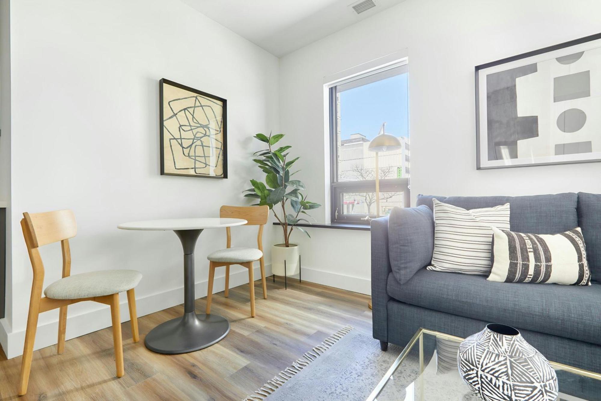 One-Bedroom Apartment Queen Bed,1674788930:JPEG