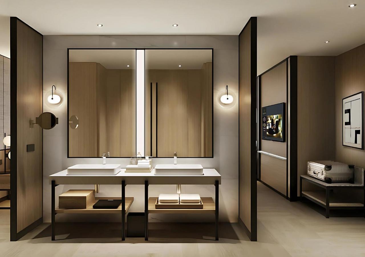 Deluxe Suite with One King Bed and Club Lounge Access,1708984483:JPEG