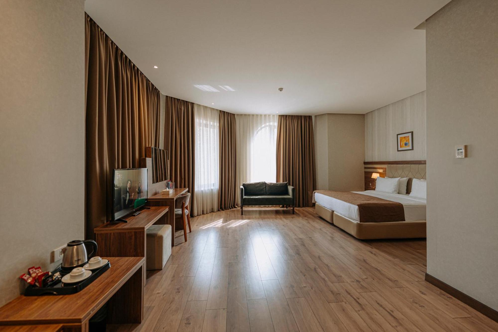 Deluxe King Suite,1675669205:JPEG
