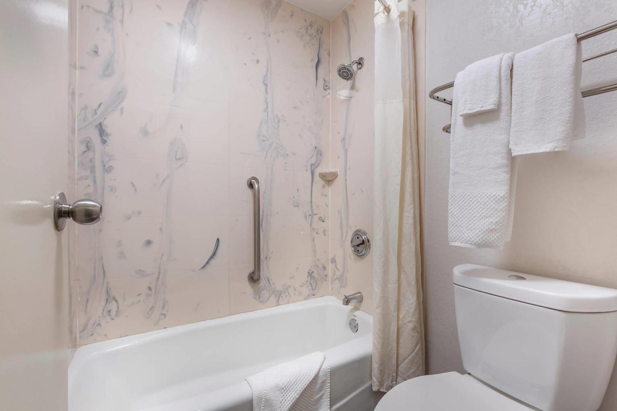Queen Room with Two Queen Beds - Non-Smoking/Pet Friendly