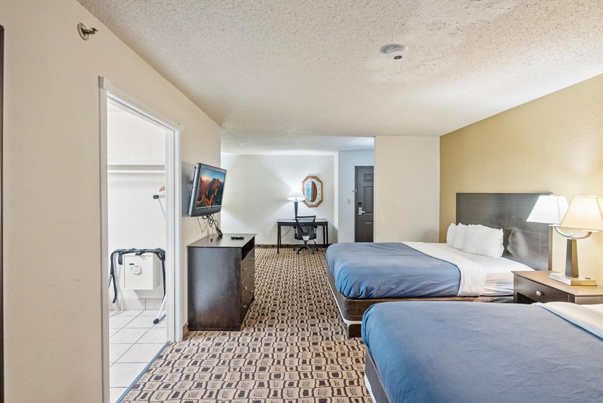 Luxury Queen Suite Two Queen Beds Non-Smoking