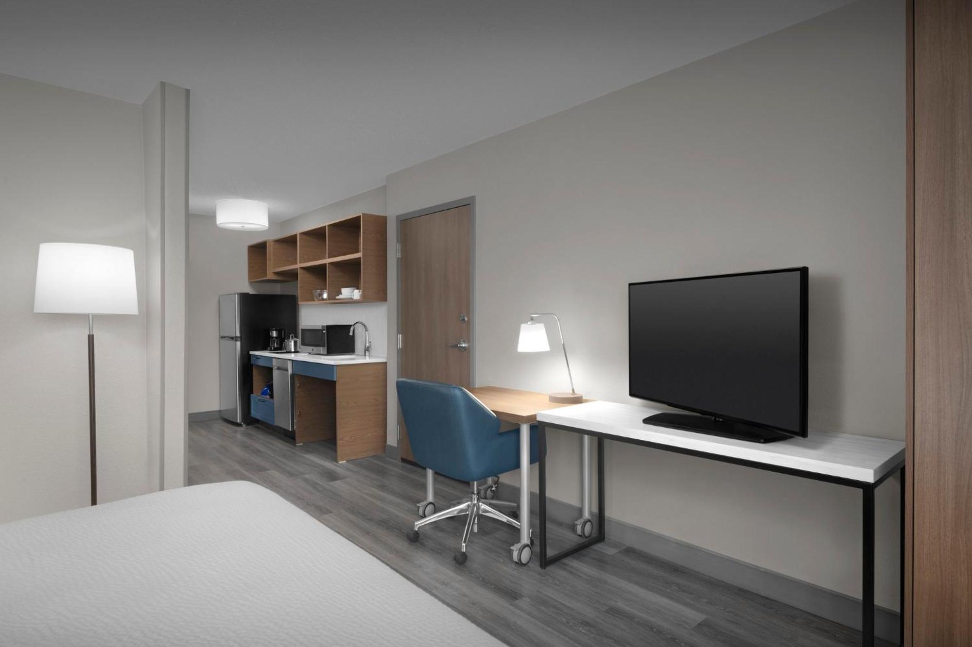 King Studio with Tub - Communications/Mobility Accessible
