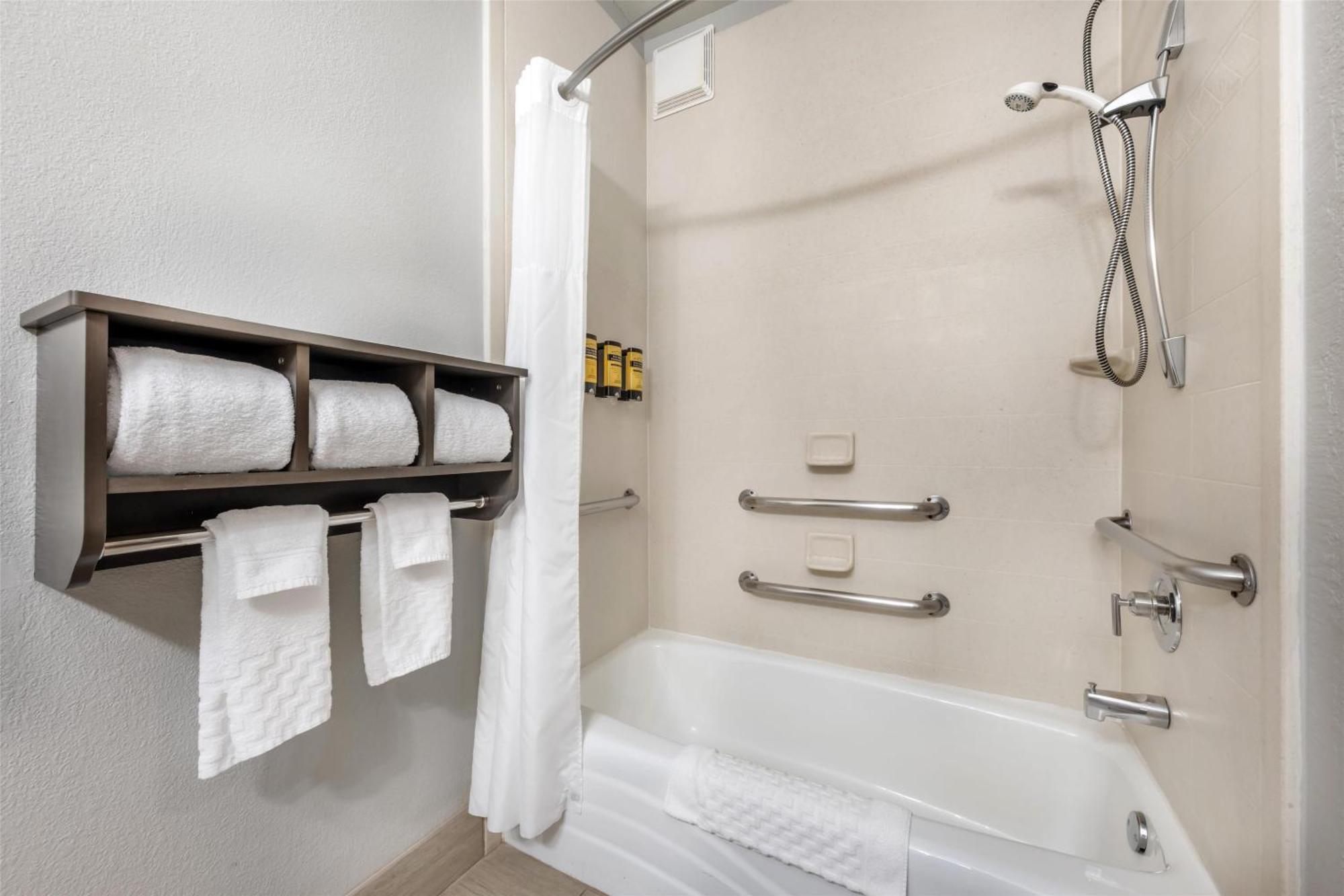 Standard Queen Room Two Queen Beds Mobility Accessible Tub,1676761937:JPEG