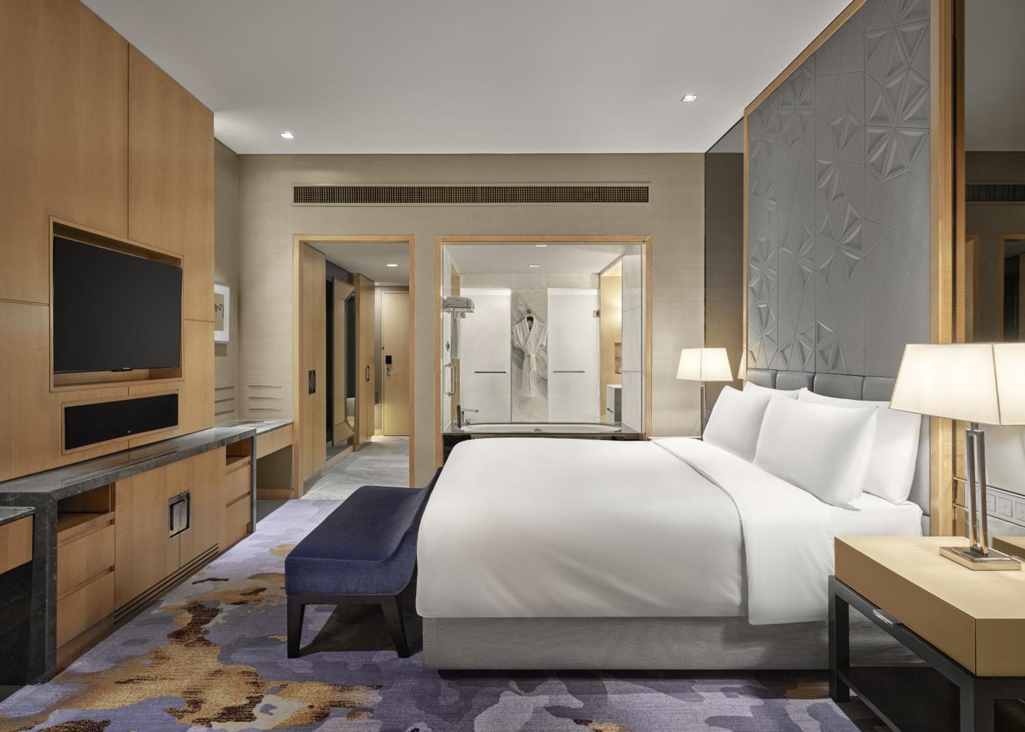 1 King Bed and 2 Single Beds Premium