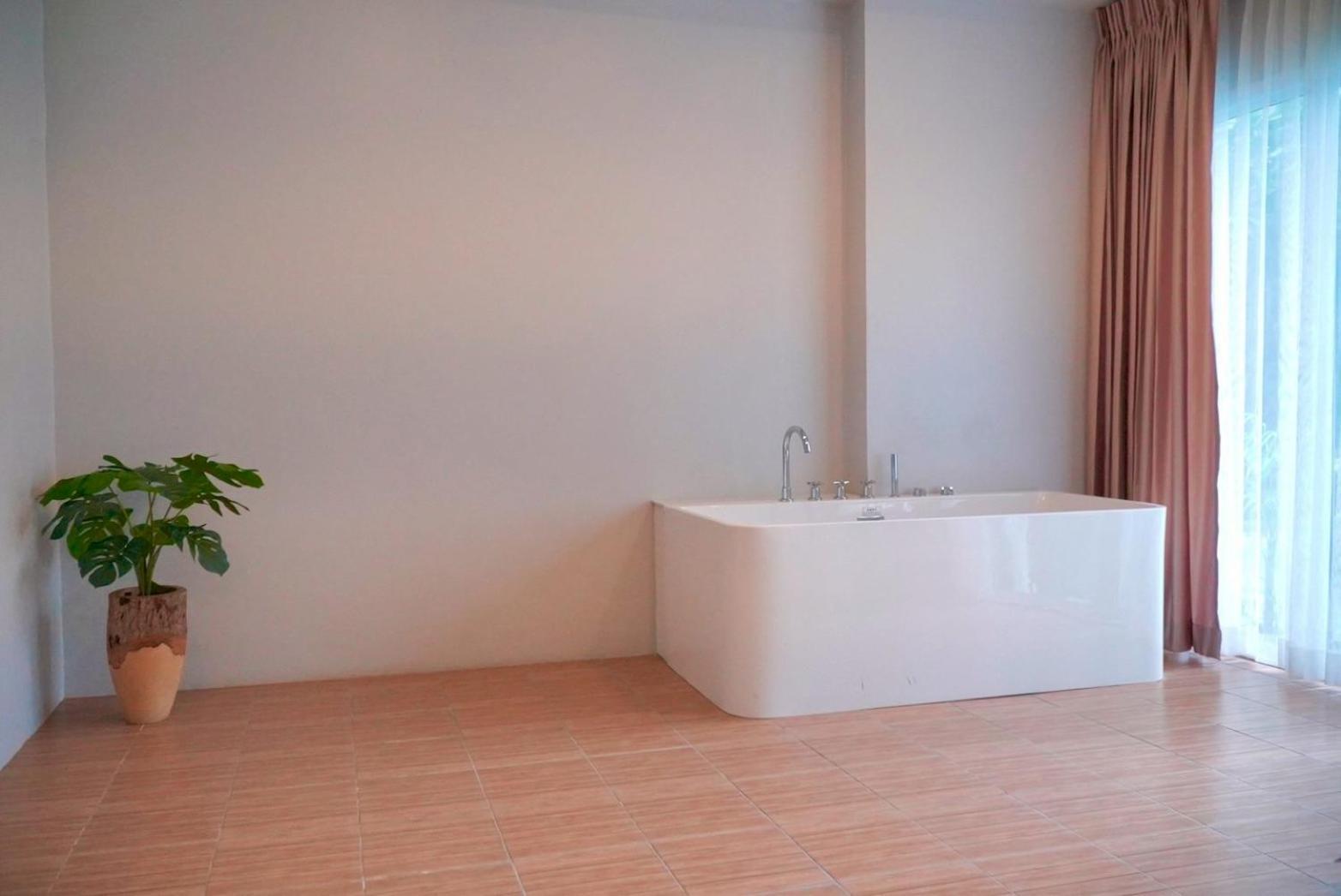 Deluxe Suite Spa Bath,1676924309:JPEG