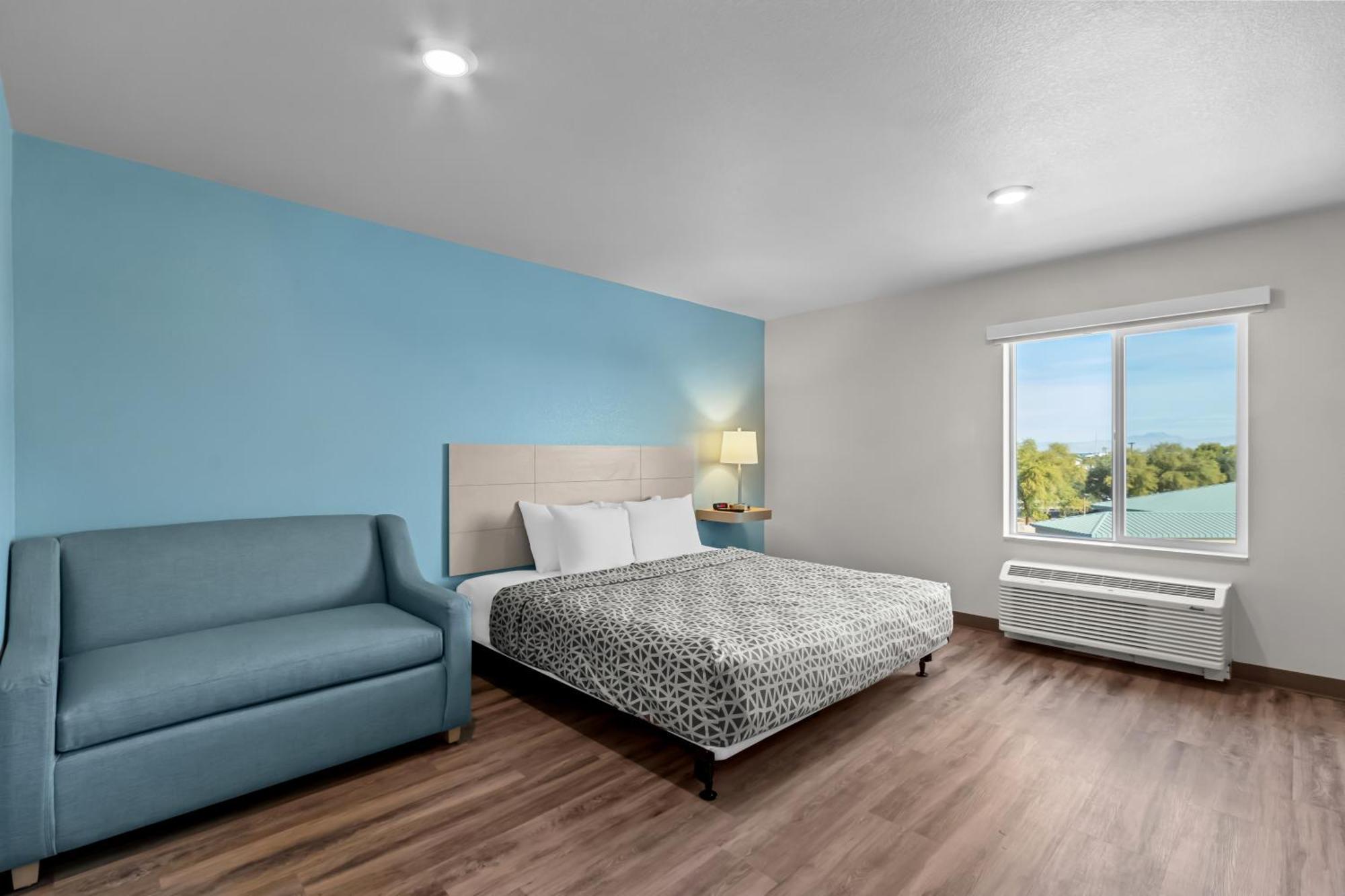King Suite with Sofa - Disability Access/Non Smoking
