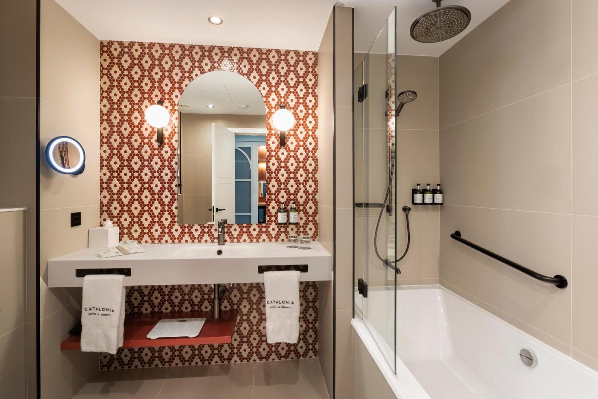 Superior Triple Room Gran Via Street View