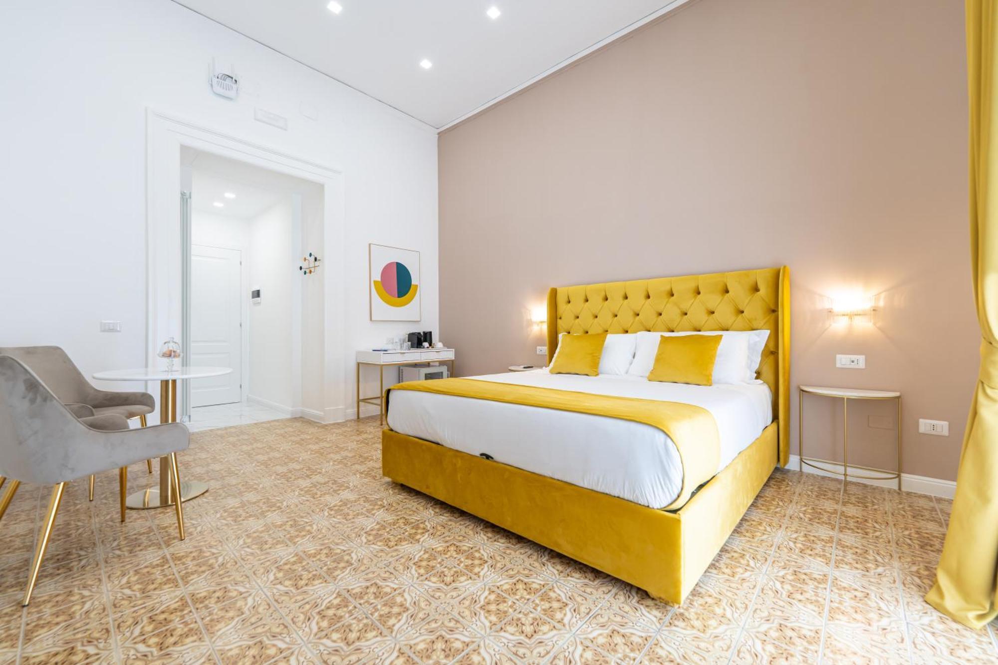 Habitación con cama extragrande y balcón