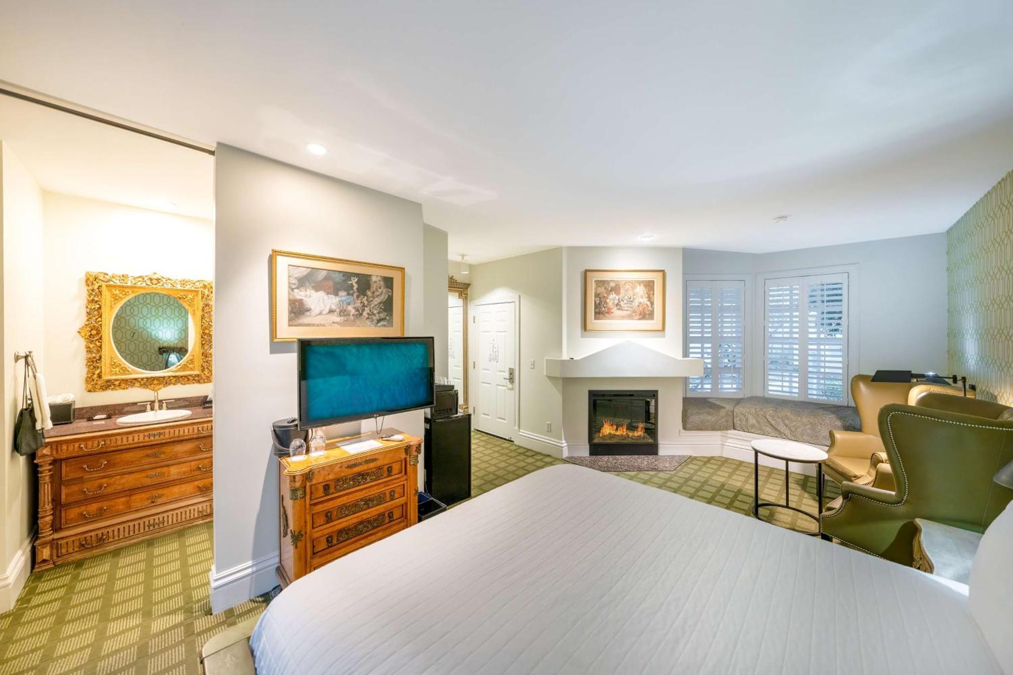 King Room with Fireplace, Jetted Tub and Private Patio - Non-Smoking