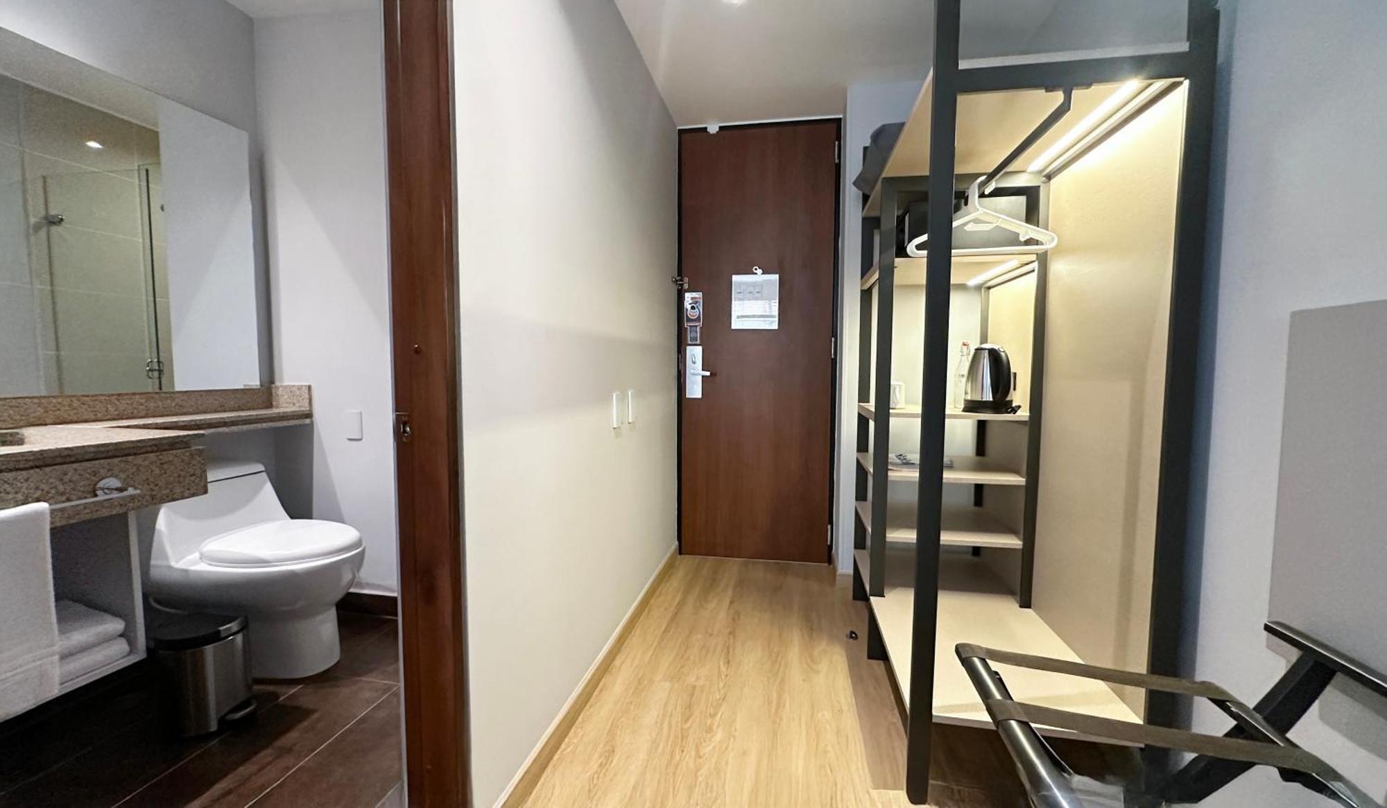 Habitación con cama grande