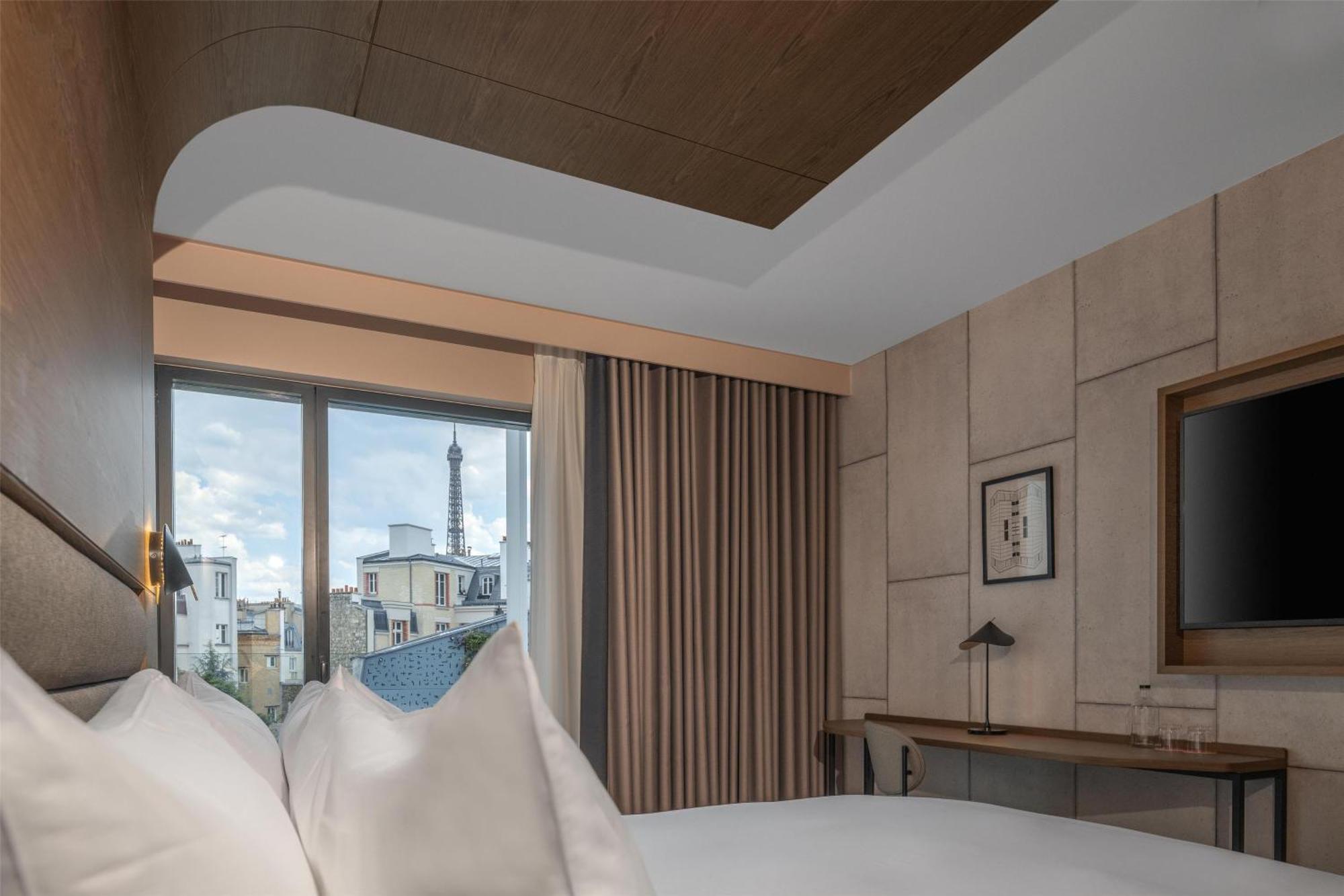 Premium Eiffel Moment Room