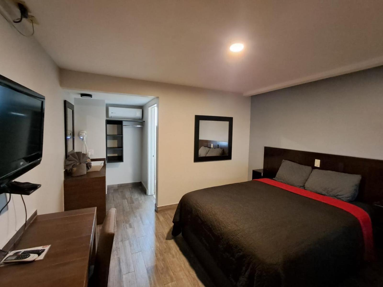 Habitación con cama grande
