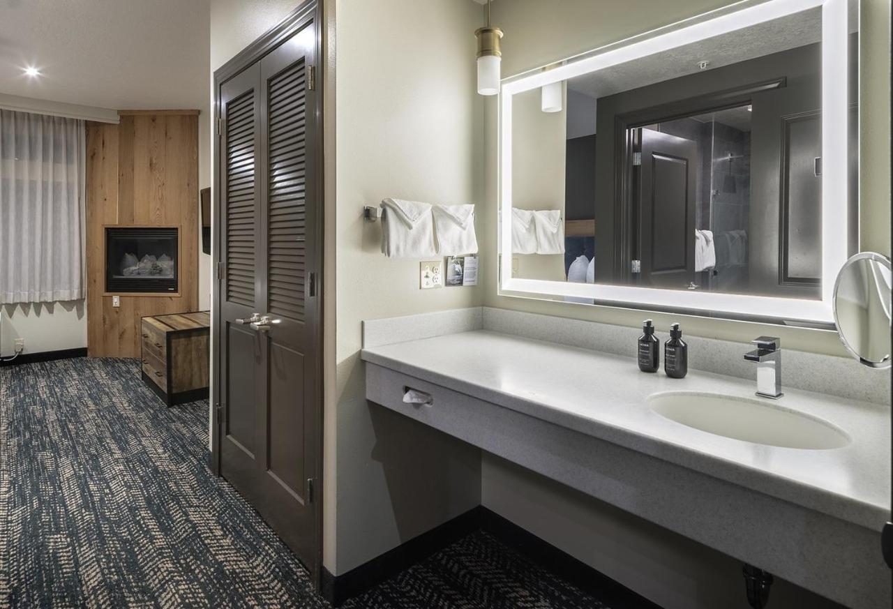 One-Bedroom Suite with Two Queen Beds with Fireplace