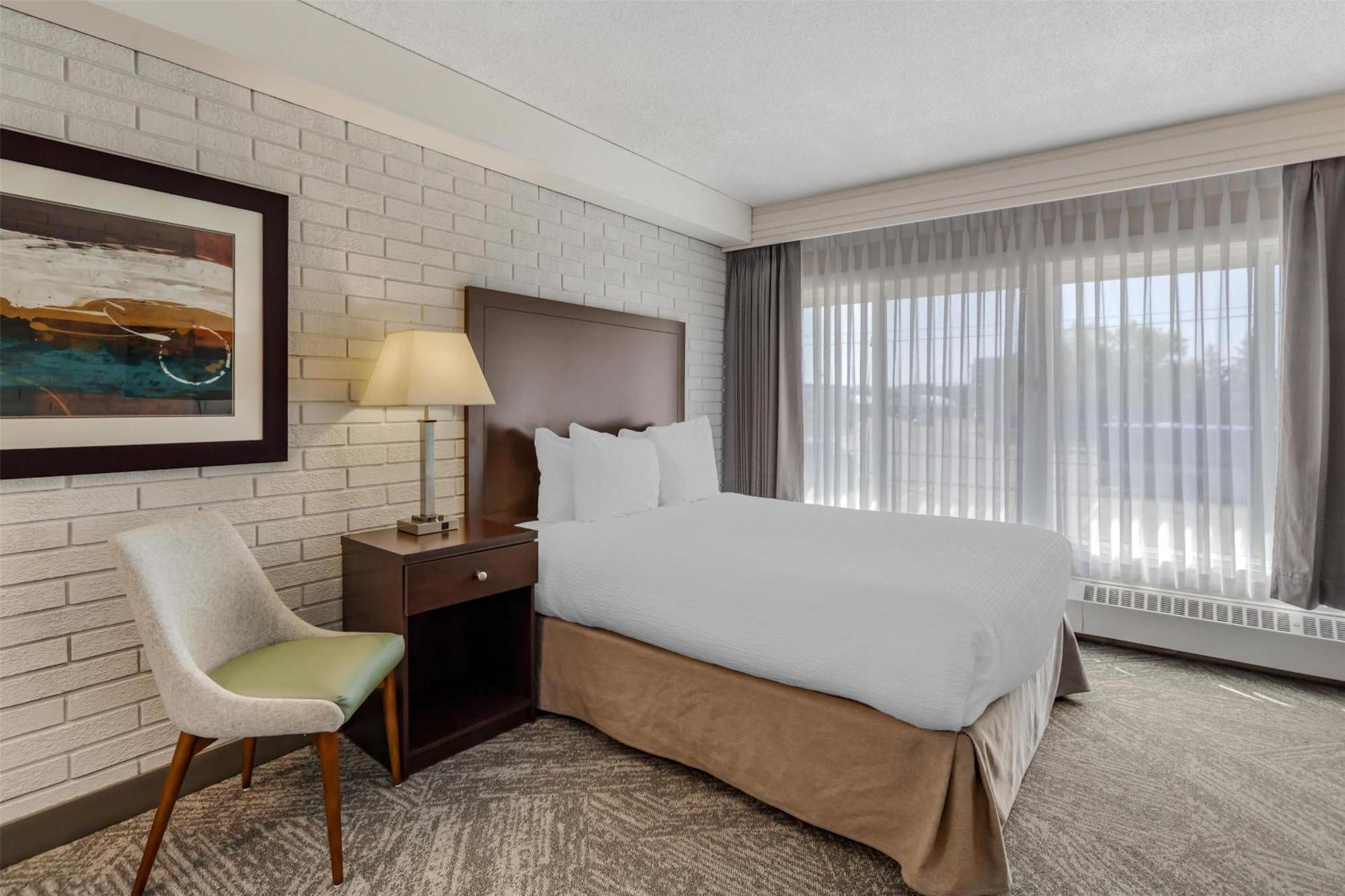 Queen Room with Kitchenette - Non-Smoking