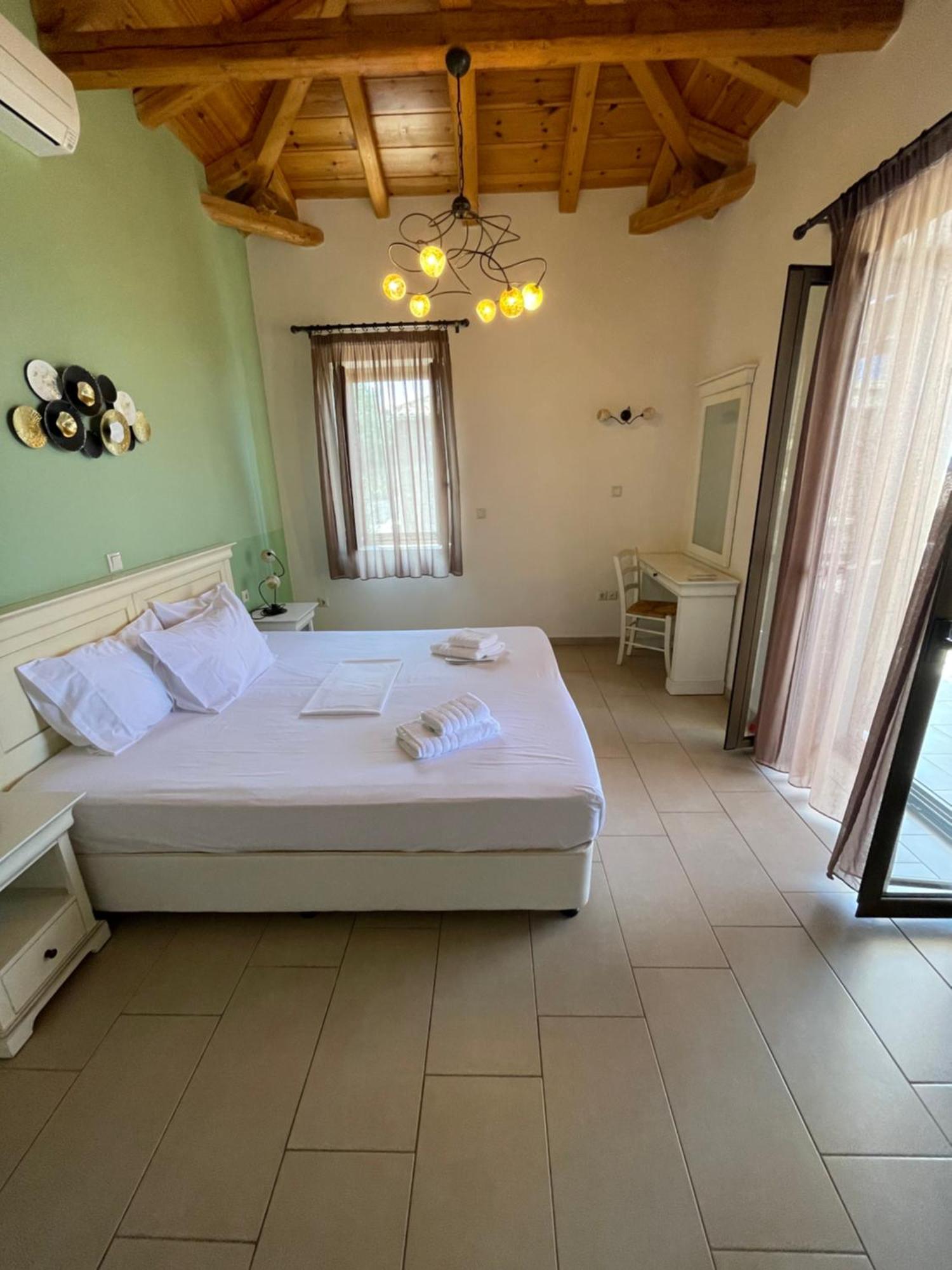 One-Bedroom Apartment with Fireplace and Sea View