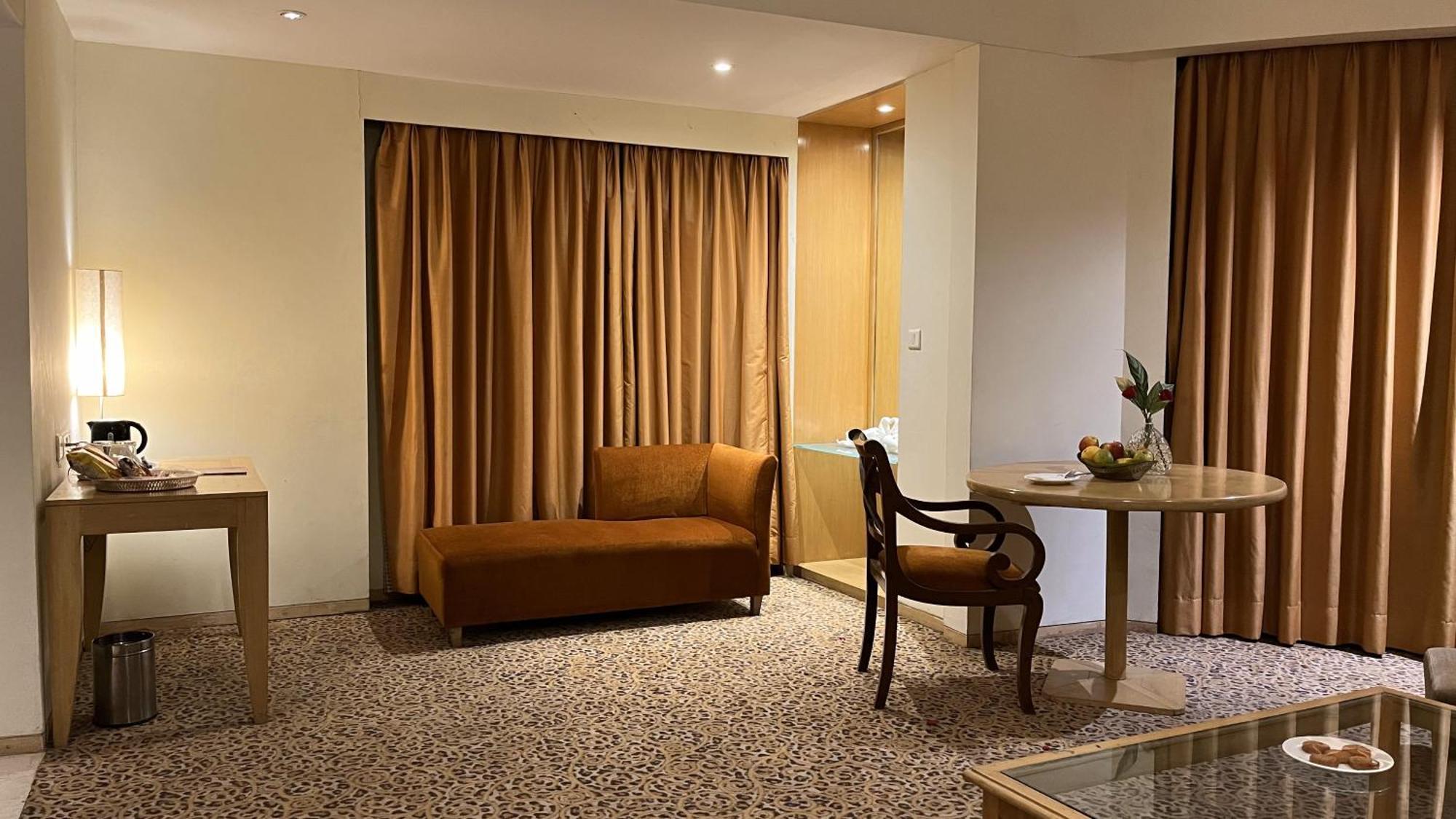 Deluxe Queen Suite with Early check-in and late check-out 2 hrs.  (Subject to availability), 2 pieces of ironing, 25% credit Spa