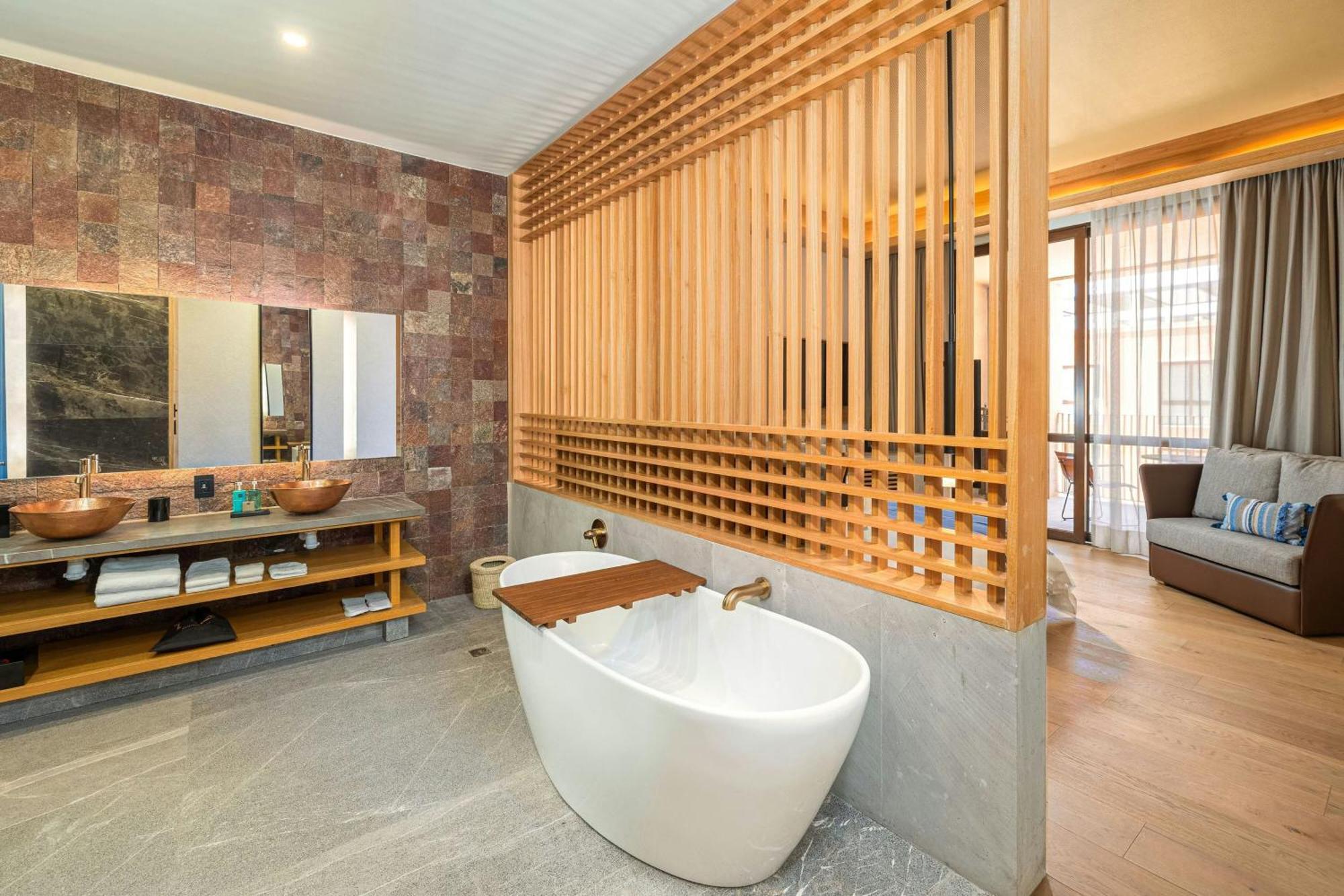Deluxe King Room - Pool View