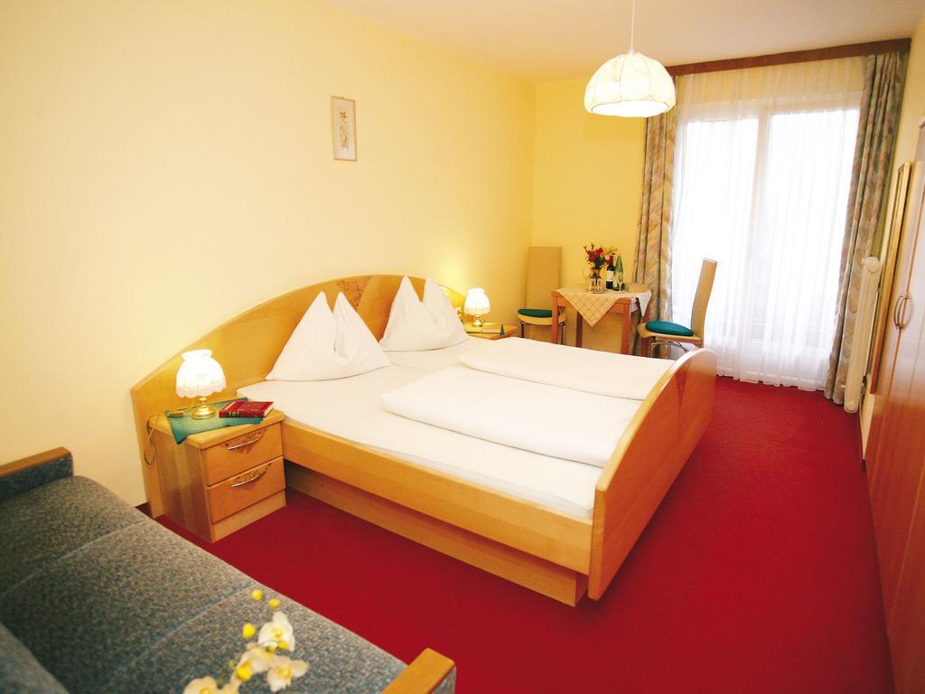 Doppelzimmer mit Balkon und Gartenblick