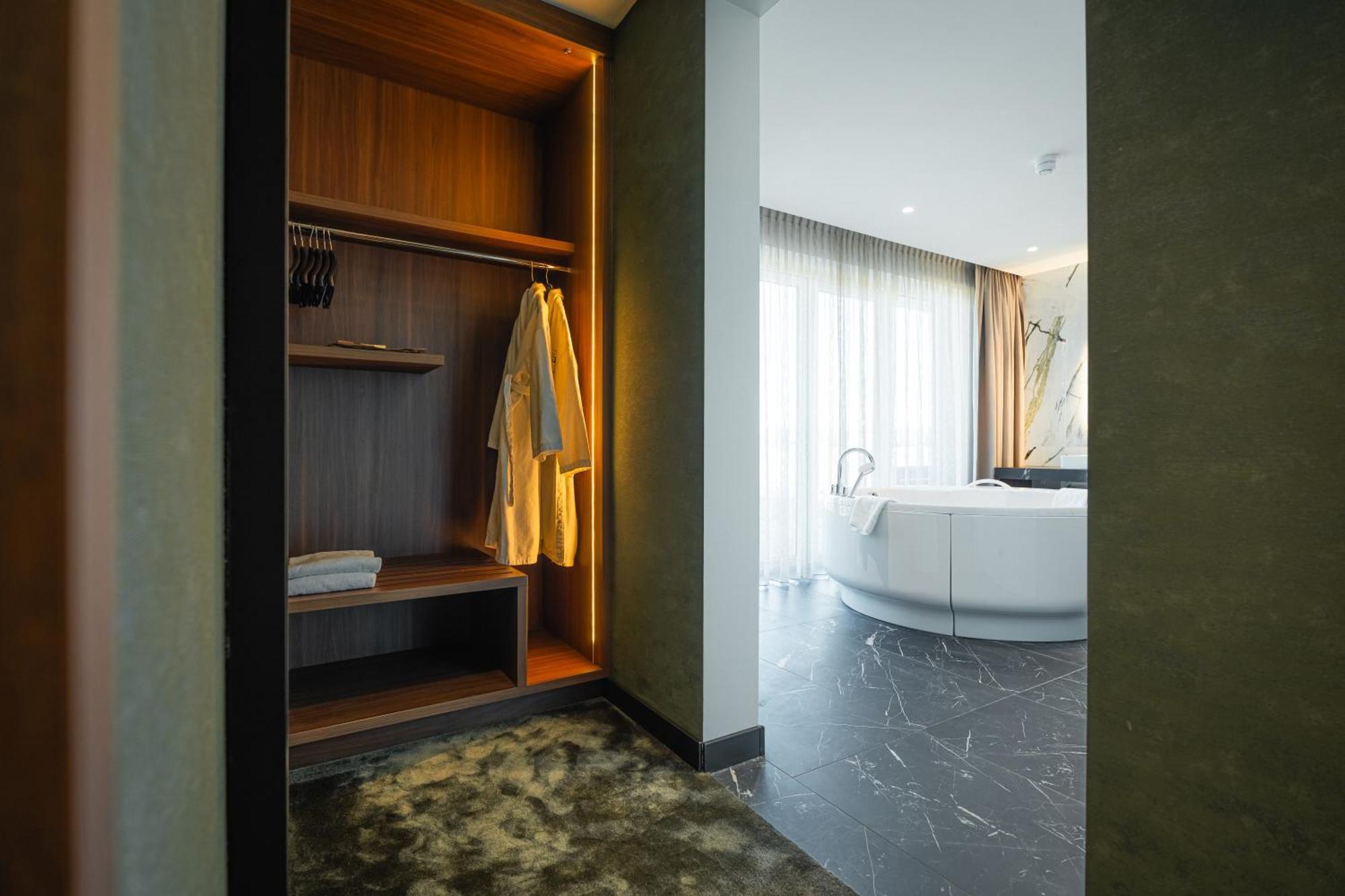 Suite with Hot Tub