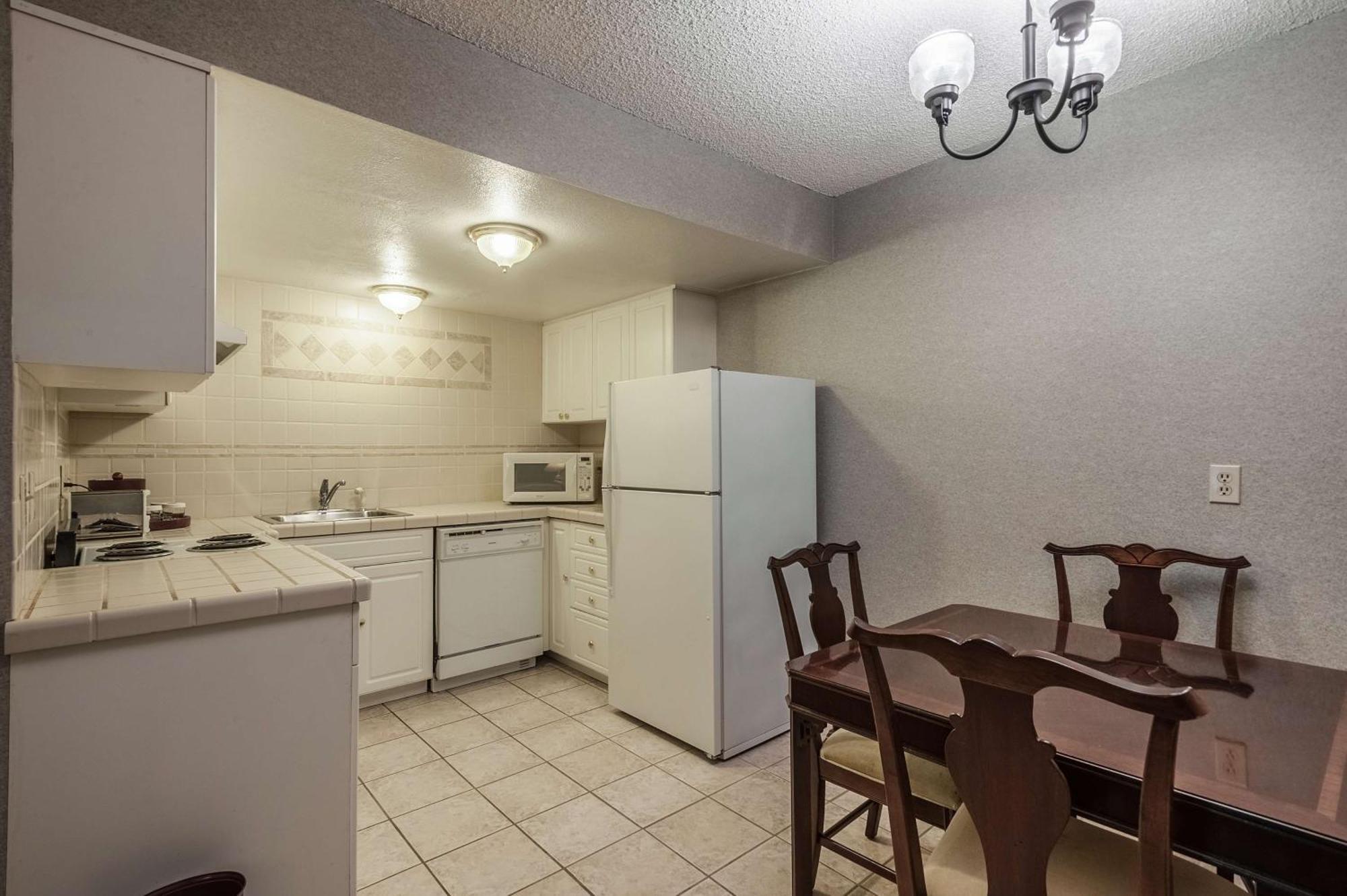 Two-Bedroom Apartment with Jetted Tub - Non-Smoking