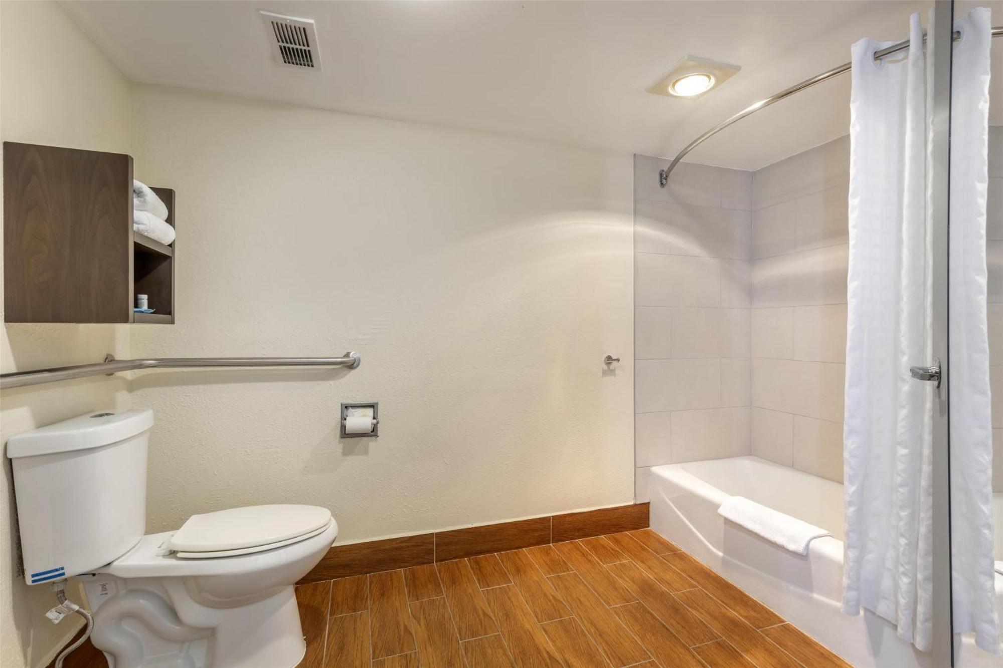 Queen Room with Bath Tub - Mobility Accessible/Non-Smoking