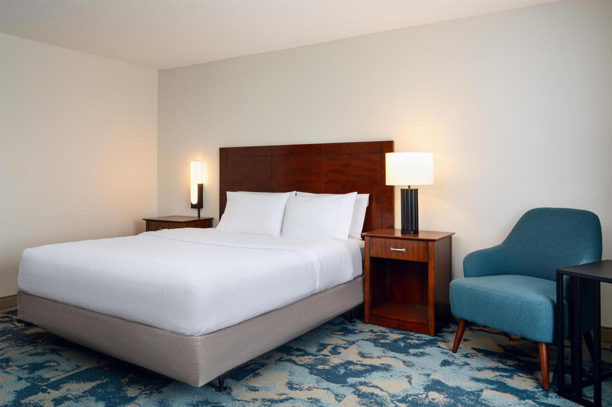 King Room with Accessible Tub - Mobility and Hearing Access/Non-Smoking