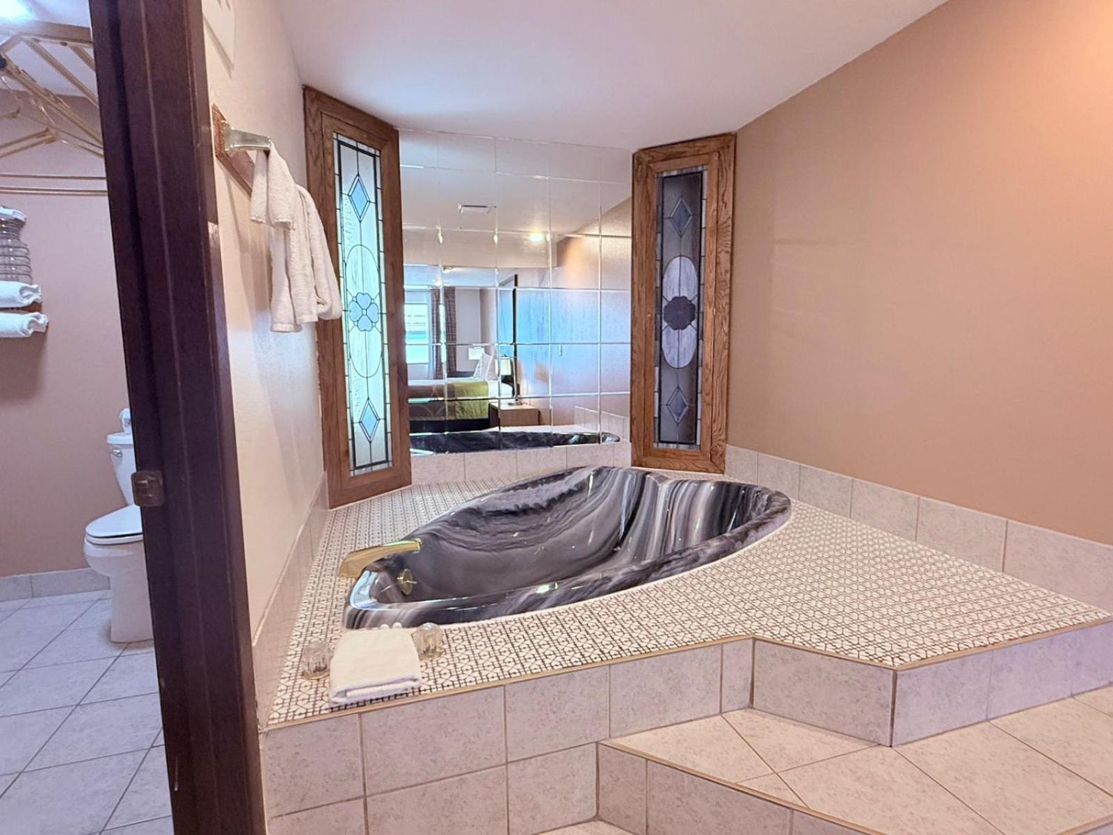 Queen bed Non-Smoking with Jacuzzi