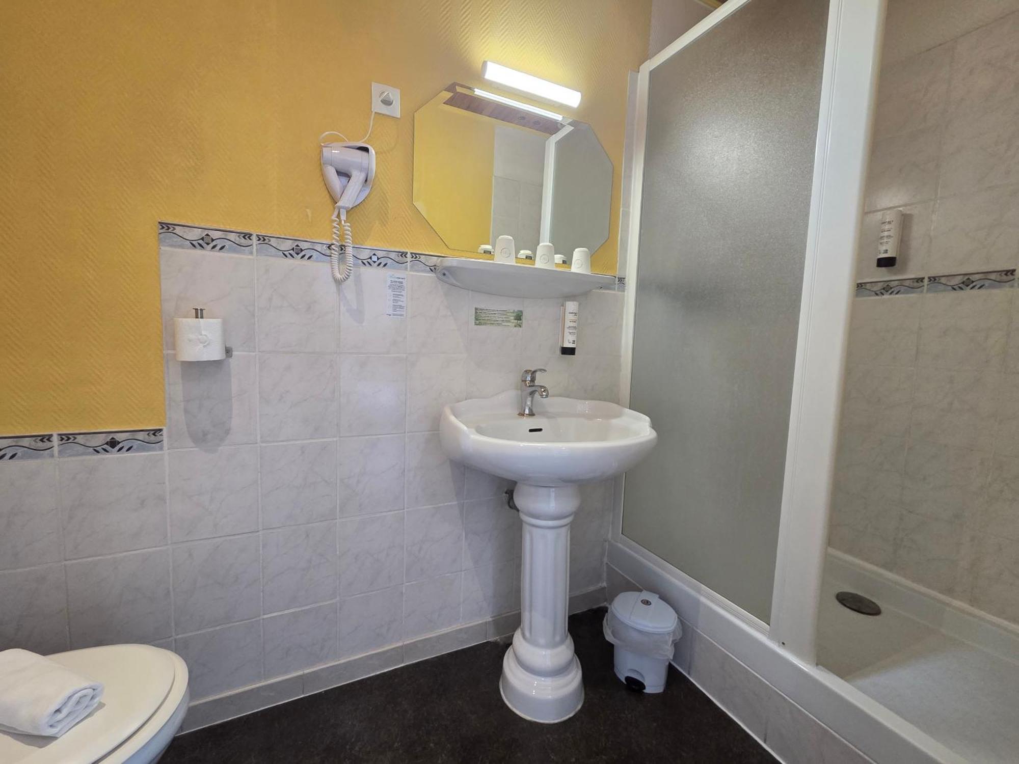 Chambre Triple avec Salle de Bains Privative